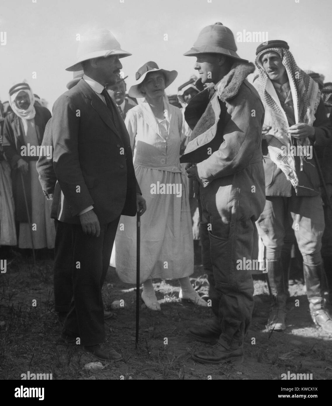 In center are, L-R: Sir Herbert Samuel, Gertrude Bell, and T.E. Lawrence, in April 1921. Samuel was British High Commissioner of Palestine; Bell was a politically influential linguist and Arabist; and Col. Lawrence, coordinated between British and Arab fo (BSLOC 2017 1 95) Stock Photo