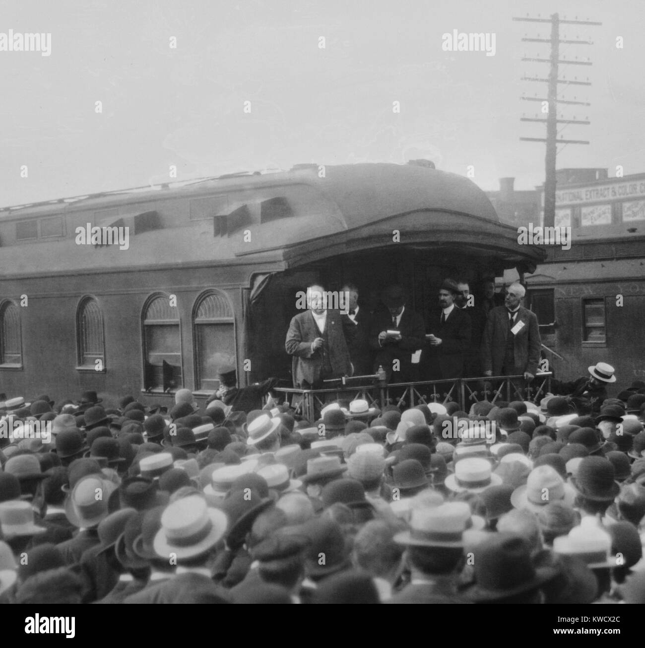 William Jennings Bryan speaking from his campaign train in Utica, New York, 1908. He lost the election against Republican William Howard Taft (BSLOC 2017 2 106) Stock Photo