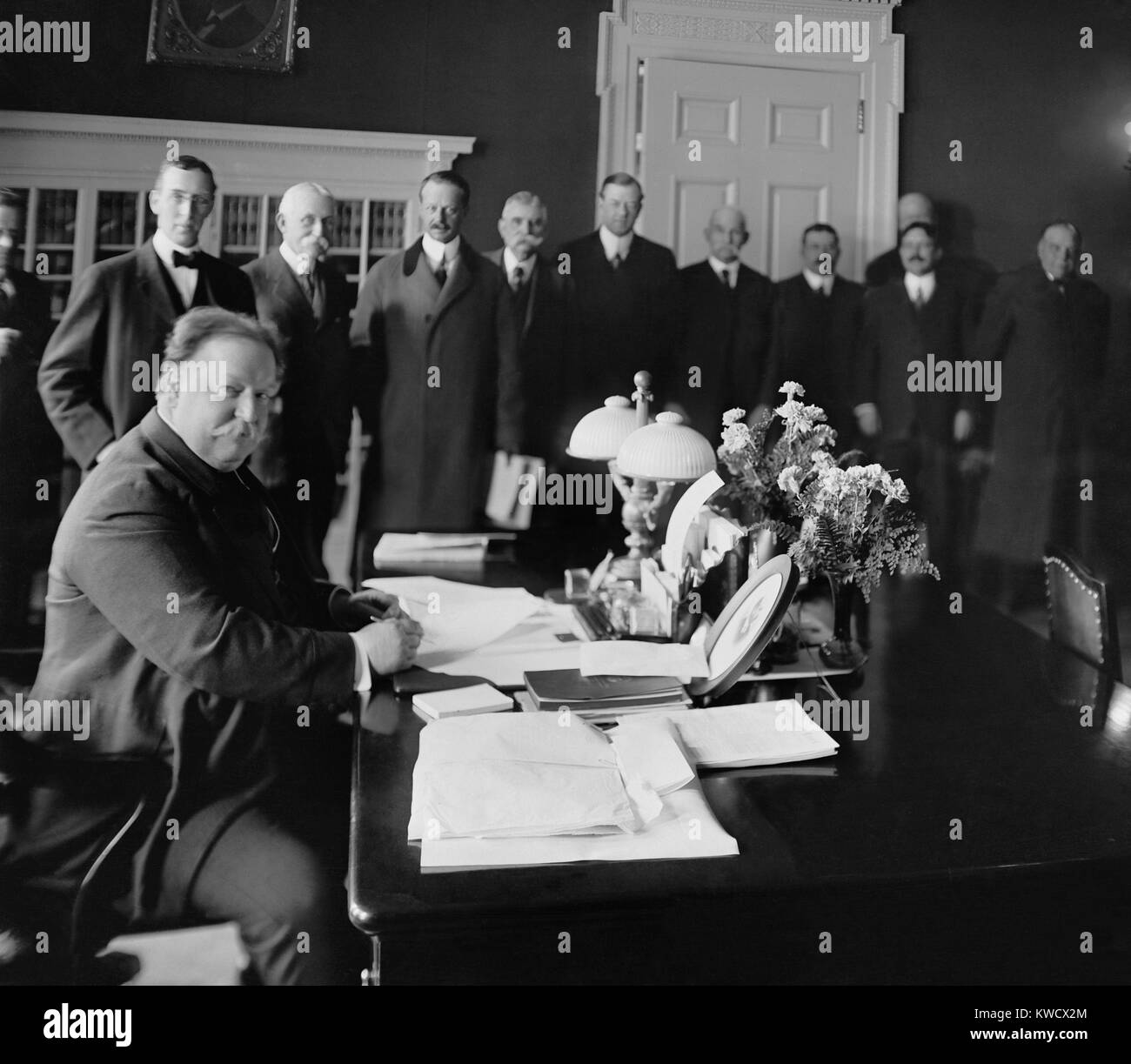 President William Howard Taft, signs New Mexico into statehood at the White House. The signing was witnessed by dignitaries on Jan. 6, 1912 (BSLOC 2017 2 113) Stock Photo
