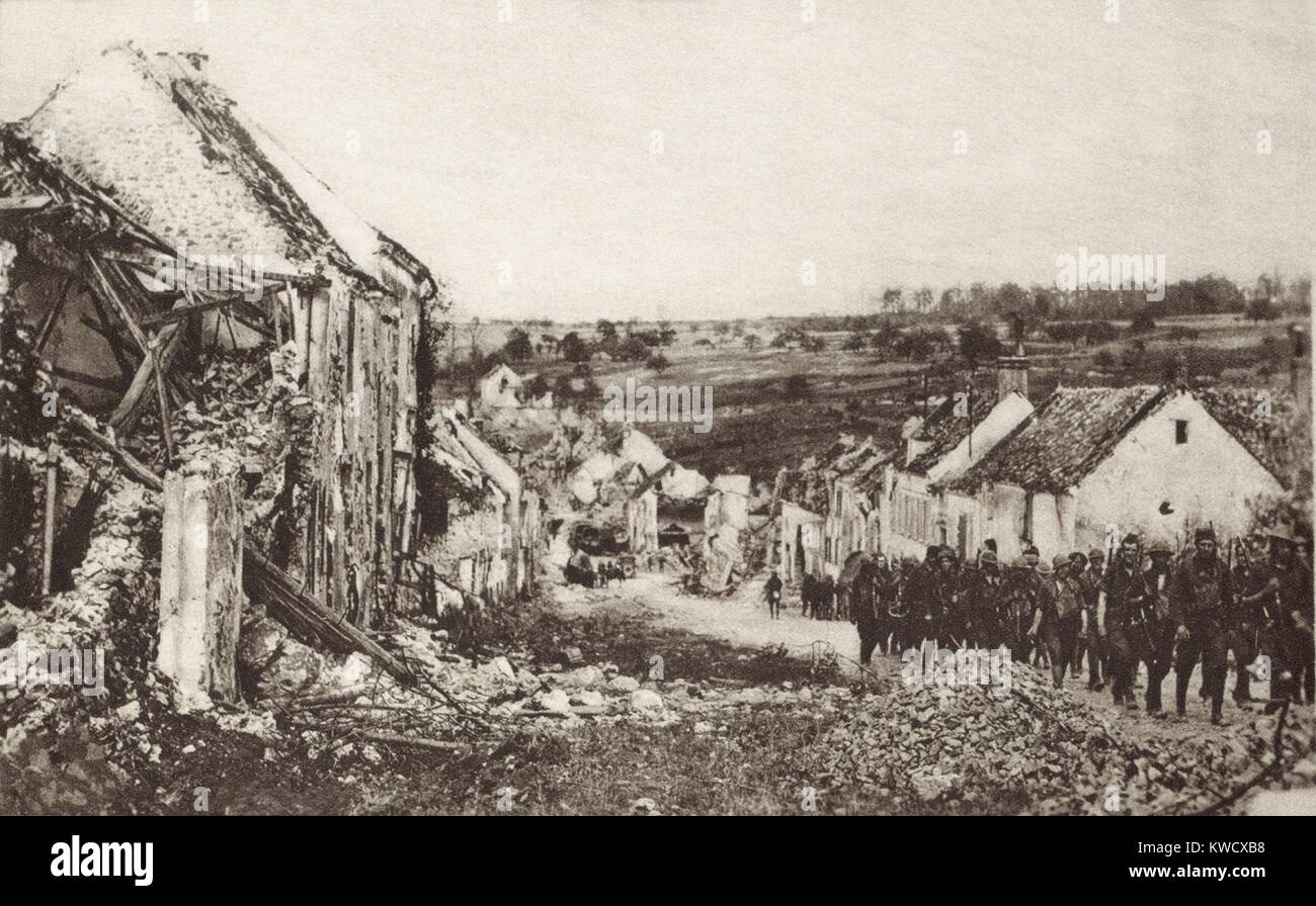 World War 1: Second Battle of the Marne. U.S. troops passing through a just captured town in their advance from the Marne to the Vesle, 75 miles northeast of Paris. Ca. July 15 -Aug. 2, 1918. (BSLOC 2013 1 189) Stock Photo