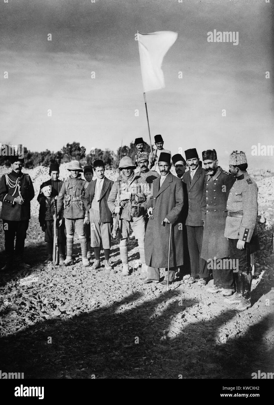 World War 1 in the Middle East. The surrender of Jerusalem to the British. The Mayor of Jerusalem, Hussein Salim al-Husseini (holding cane), with white flag, offers surrender to British Sergeants James Sedgewick and Frederick Hurcomb of 2/19th Battalion, London Regiment. Dec. 9, 1917. (BSLOC 2013 1 70) Stock Photo