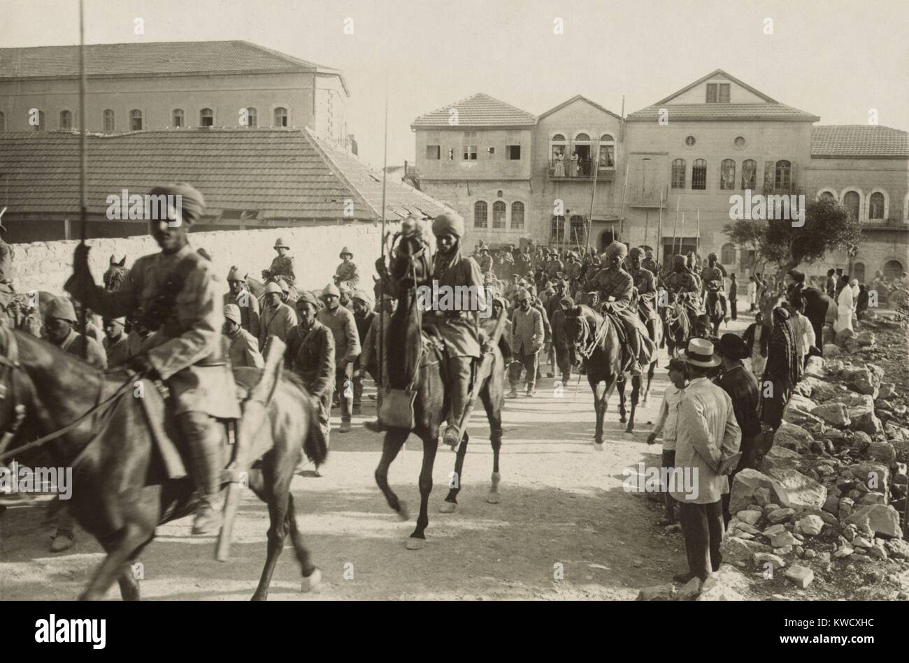 World War 1 in the Middle East. British Empire Indian Lancers guard marching Turkish prisoners in Palestine. 1918. (BSLOC_2013_1_75) Stock Photo