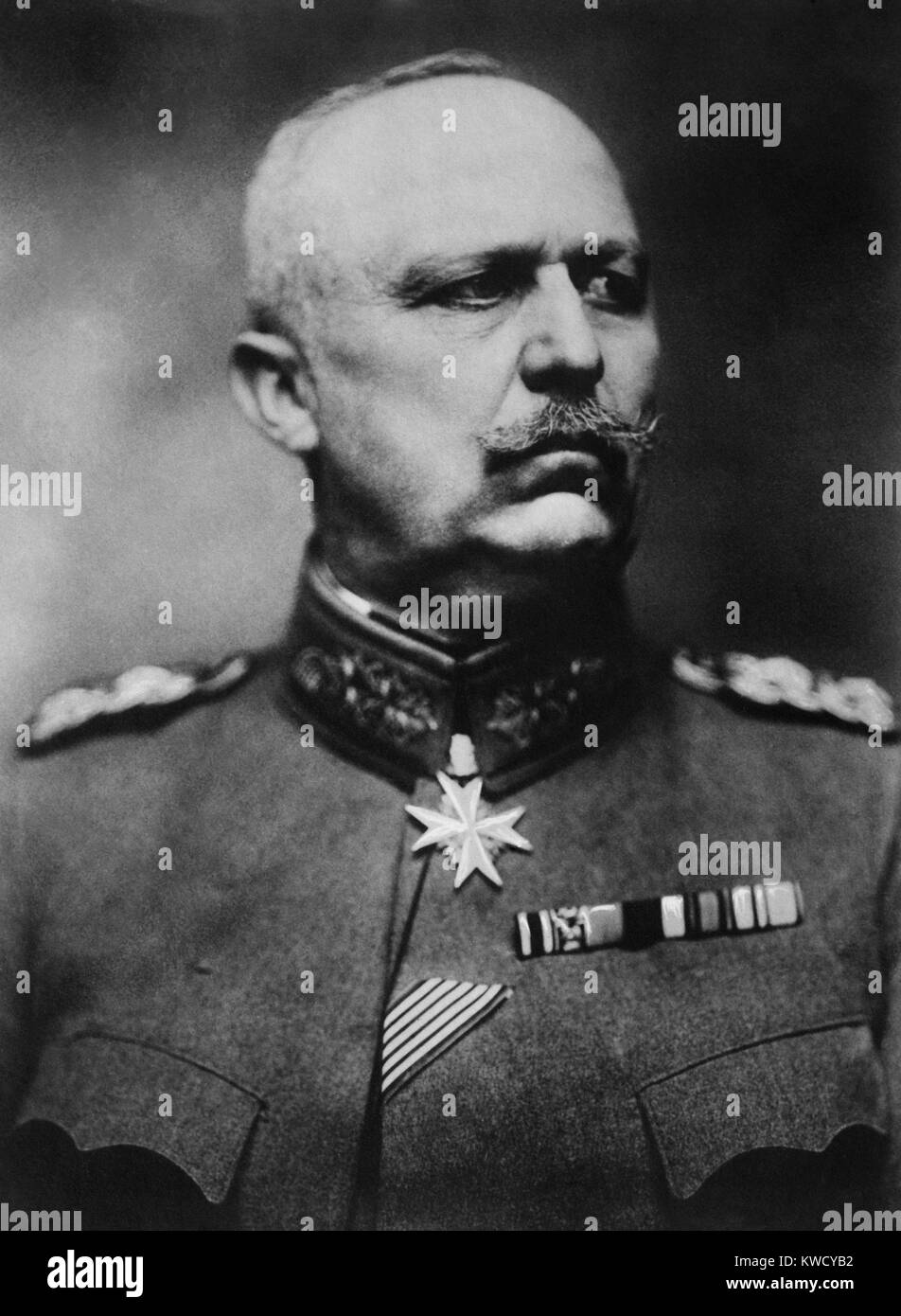 General Erich Ludendorff, military and defacto political leader of Germany during World War 1. After the war he blamed Germanys defeat on betrayal by Marxists and Bolsheviks. He tried to persuade the Weimer Republic Army to support Hitlers Beer Hall Put (BSLOC 2017 1 9) Stock Photo