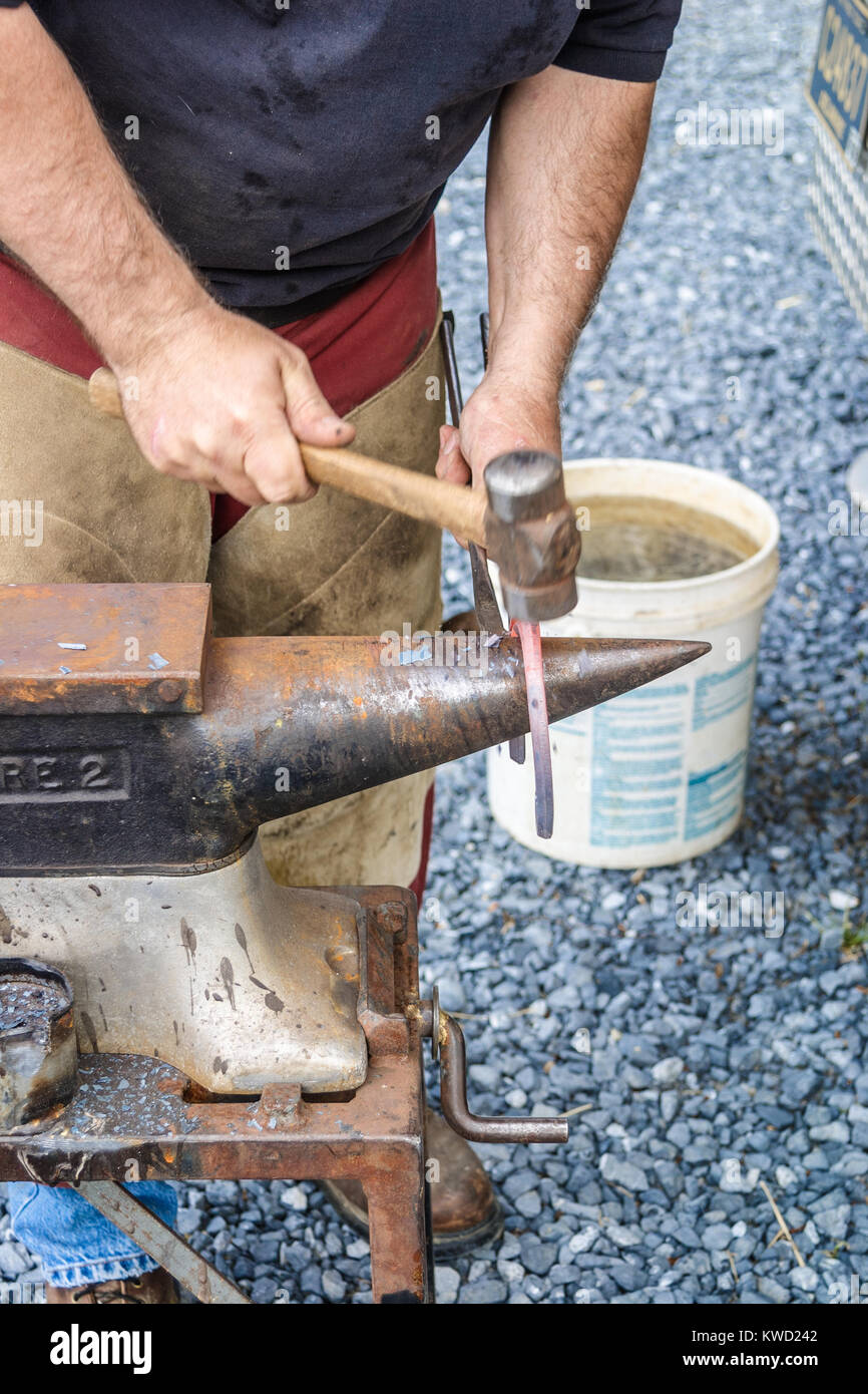 A FARRIER MAKING A CUSTOM FIT HORSESHOE, DELAWARE, USA MAY 2008. A