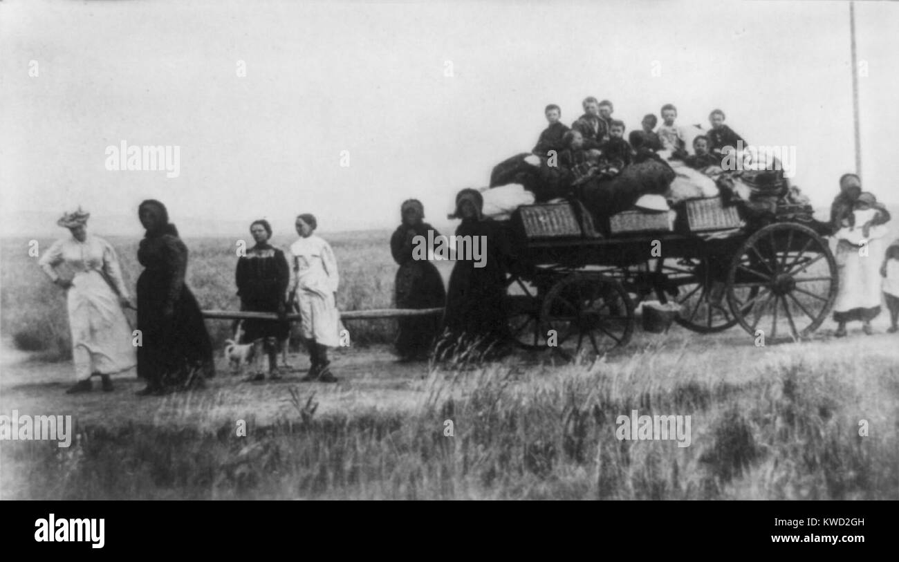 Afrikaner women pulling a wagon with their children and belongings during the Boer War in 1901. Driven off their farms by British anti-insurgency tactics, they were forced into unhealthy concentration camps. The last phase of the Boer War was a 20 month Afrikaner insurrection, from Sept. 1900 through May 1902.  (BSLOC 2017 20 54) Stock Photo