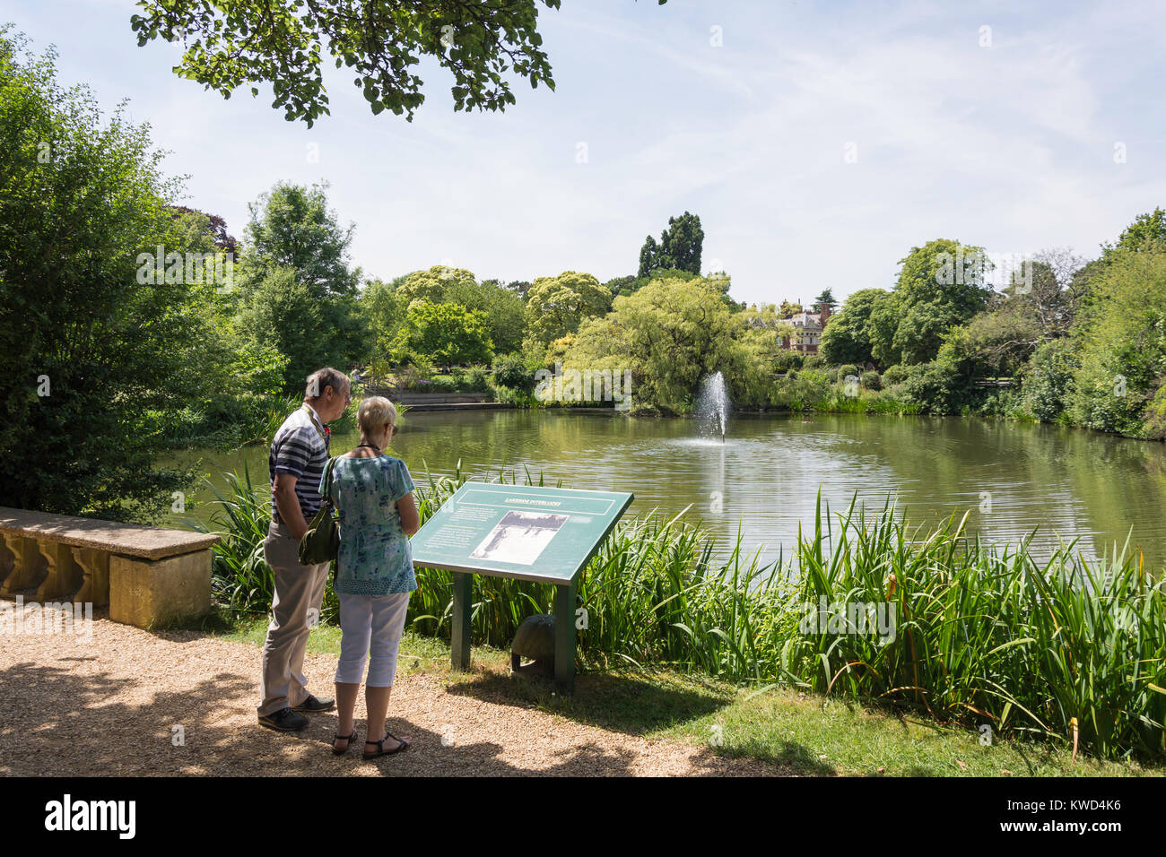 Couple by The Lake, Bletchley Park, Sherwood Drive, Bletchley, Milton Keynes, Buckinghamshire, England, United Kingdom Stock Photo