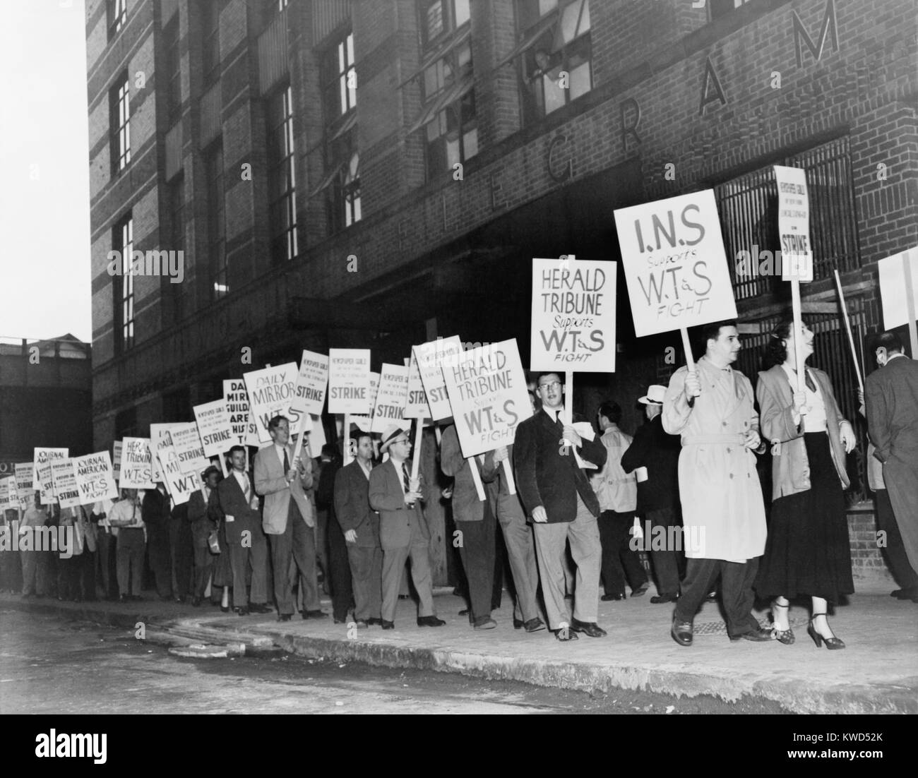 Picket line of the Newspaper Guild of New York in 1950. The journalist's union shut down the Scripps Howard's 'New York World-Telegram and the Sun' for 71 days. The crafts unions supported their strike, a factor critical in the strike's success. (BSLOC 2014 13 240) Stock Photo