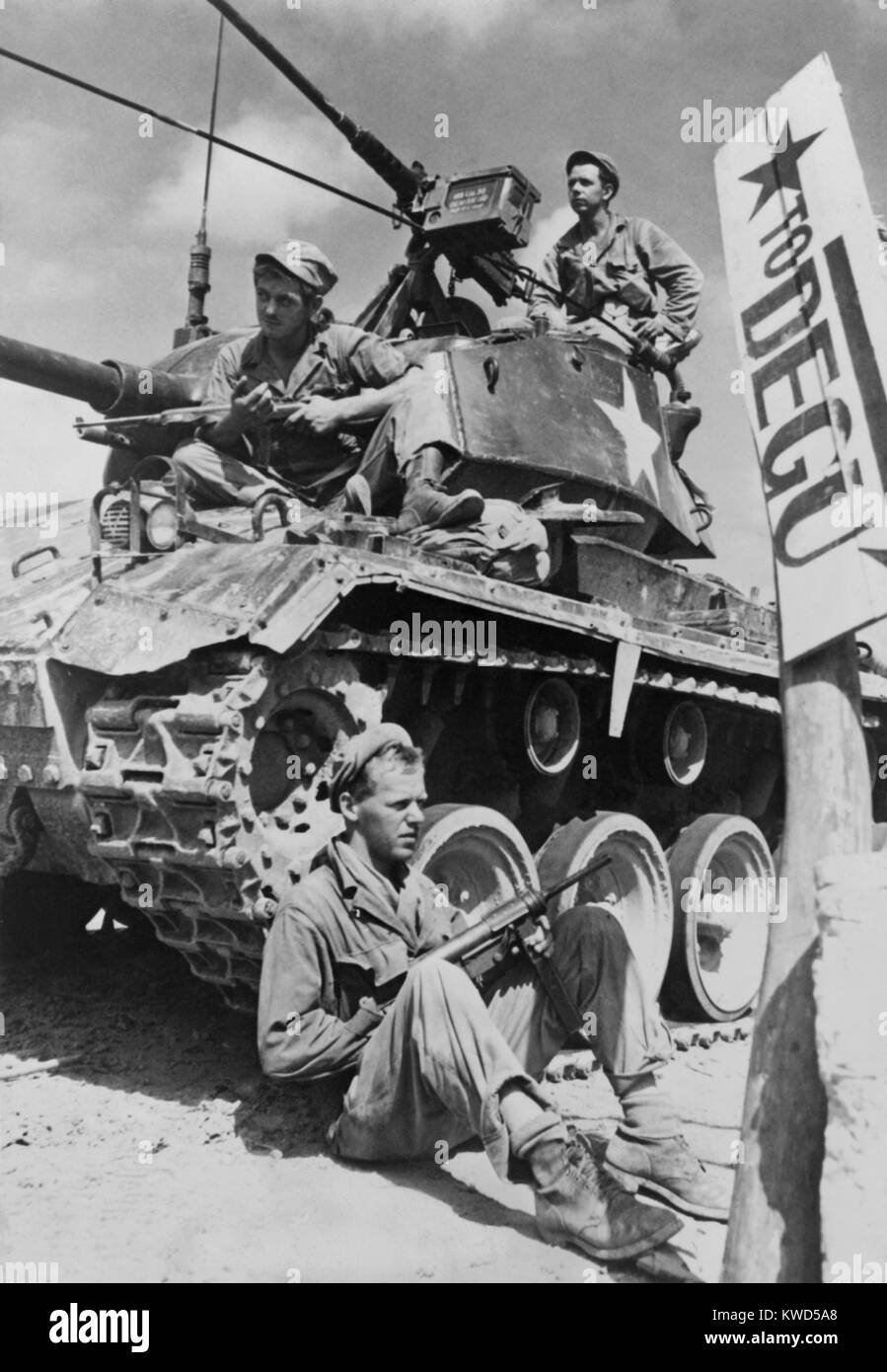 U.S. soldiers guard a roadblock on the Naktong River front in the Taegu area with an M-24 tank. Aug.-Sept. 1950. Battle of the Naktong River, part of the Battle of Pusan Perimeter. Korean War, 1950-53. (BSLOC 2014 11 30) Stock Photo