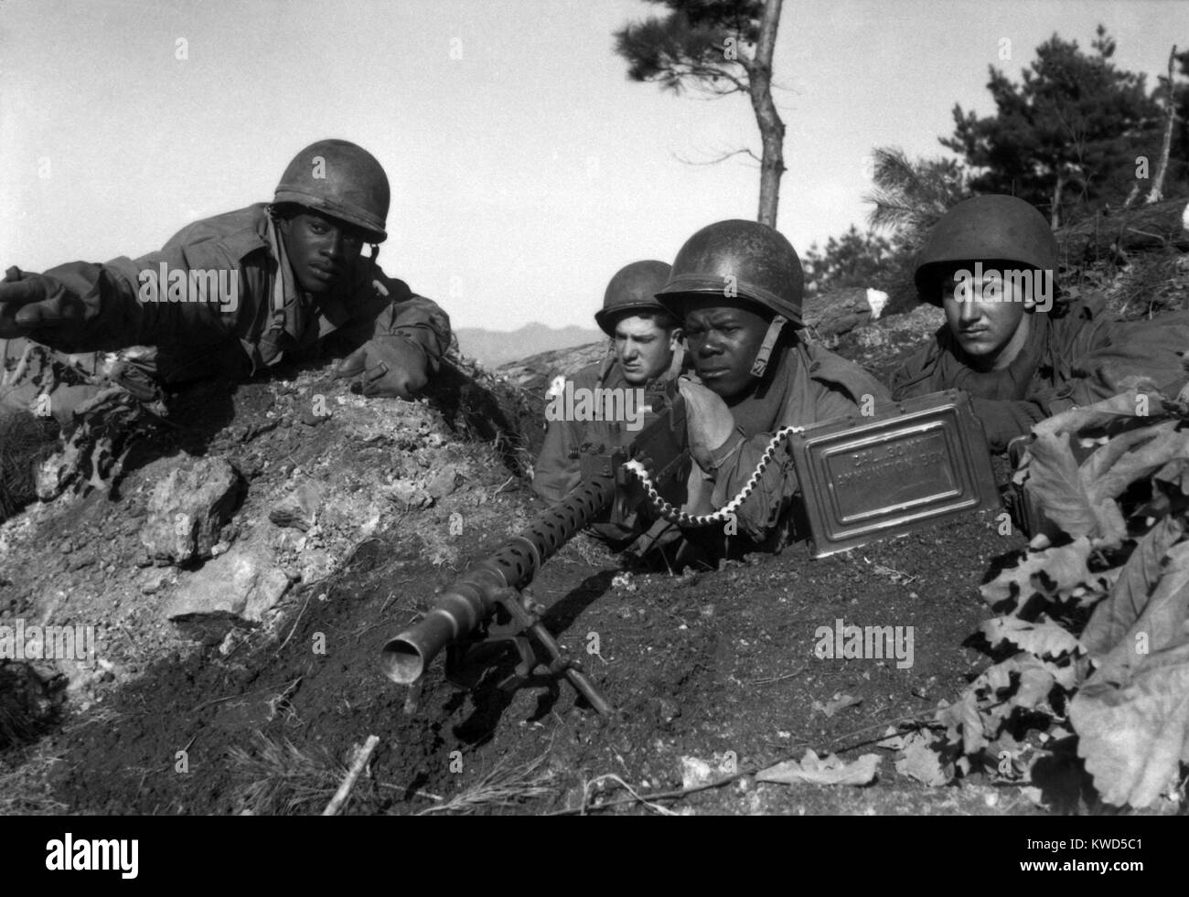 Fighting north of the Chongchon River during the U.S. advance above the 38th parallel. 2nd Infantry Division Sergeant, the weapons squad leader, points out Communist-led North Korean position to his machine gun crew. Nov. 20, 1950. In the newly integrated U.S. Army African Americans commanded whites and even small units were racially integrated. Korean War, 1950-53. (BSLOC 2014 11 67) Stock Photo