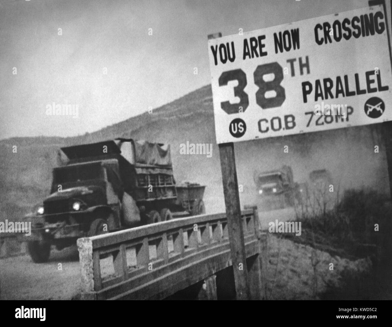 United Nations forces withdrawing southbound from Pyongyang, again cross the 38th parallel into South Korea. UN forces saw hard fighting with the 'Peoples Volunteer Army' at Ch'osan, Unsan, and Tokch'on in early Nov. 1950. On Dec. 5, 1950, the U.S. Eighth Army withdrew south of P'yongyang and was below the 38th parallel by mid-December. Korean War, 1950-53. (BSLOC 2014 11 68) Stock Photo