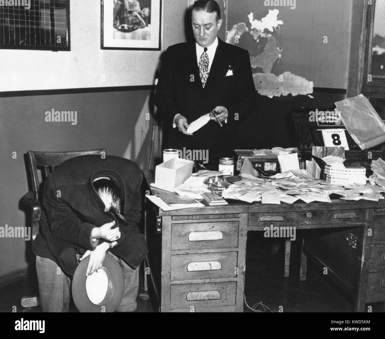 1940s detective Black and White Stock Photos & Images Alamy