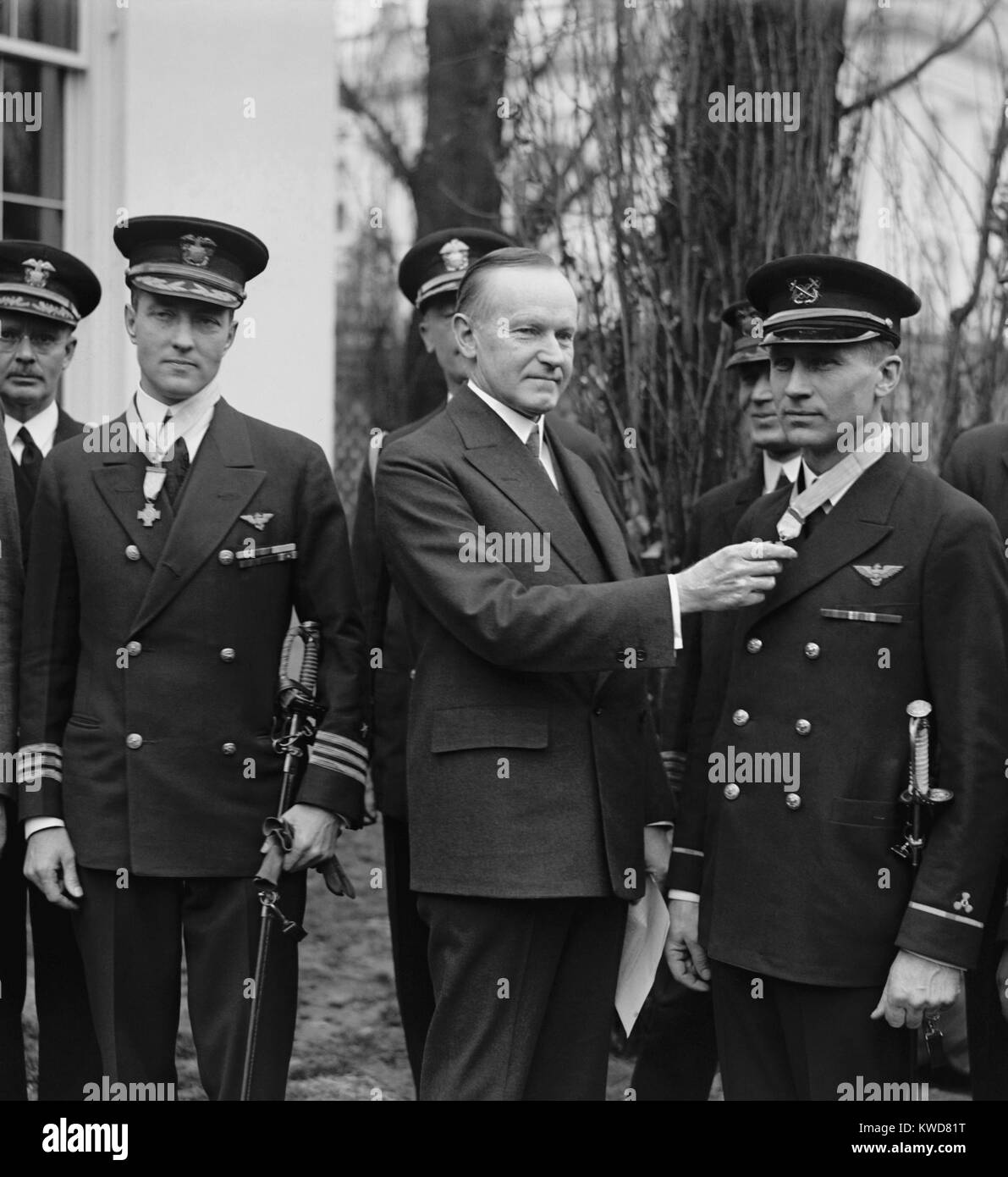 President Calvin Coolidge awards Medal of Honor to flyers Adm. Richard Byrd (left) and Floyd Bennett. On May 9, 1926 they flew from Spitsbergen (Svalbard) to the North Pole and back in a Fokker F.VIIa/3m Tri-motor monoplane, covering 1,360 miles in fifteen-and-a-half hours. (BSLOC 2015 16 33) Stock Photo
