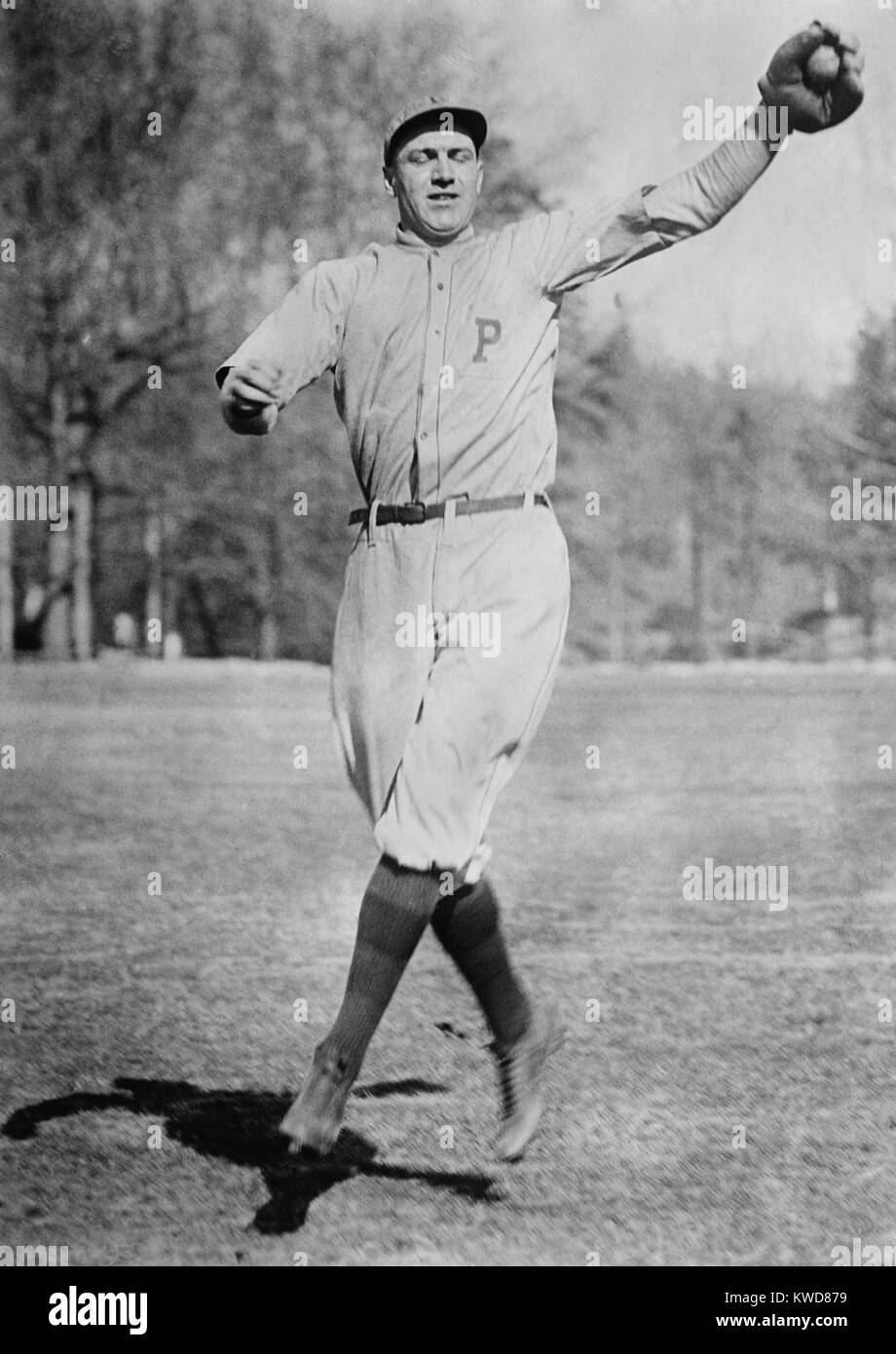 Pittsburgh Pirate third baseman Harold 'Pie' Traynor making a jumping catch of a baseball in 1920. He played his entire Major League career from 1920-37 with the Pirates. (BSLOC 2015 17 14) Stock Photo