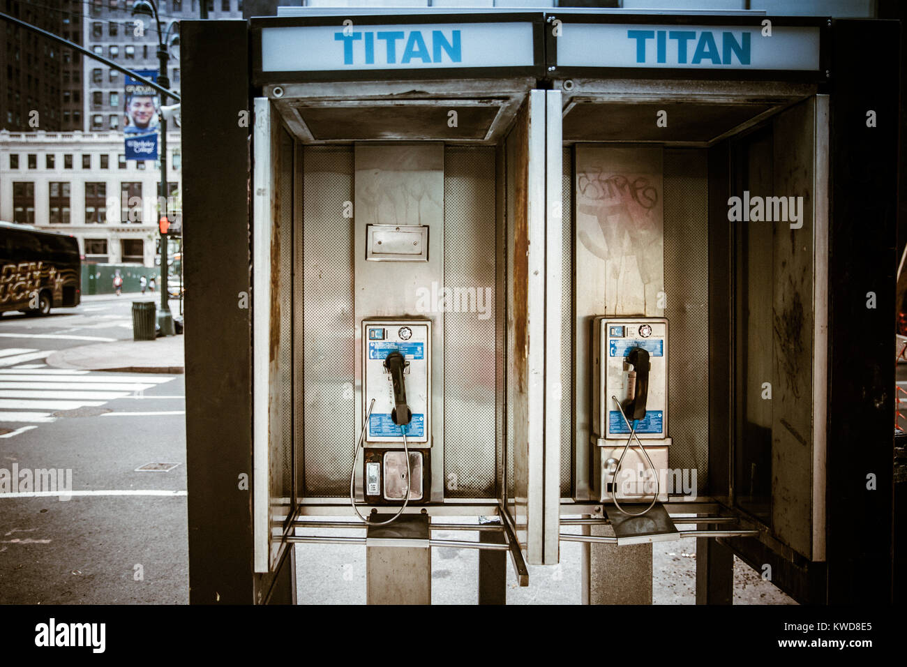 New york phone booth hi-res stock photography and images - Alamy