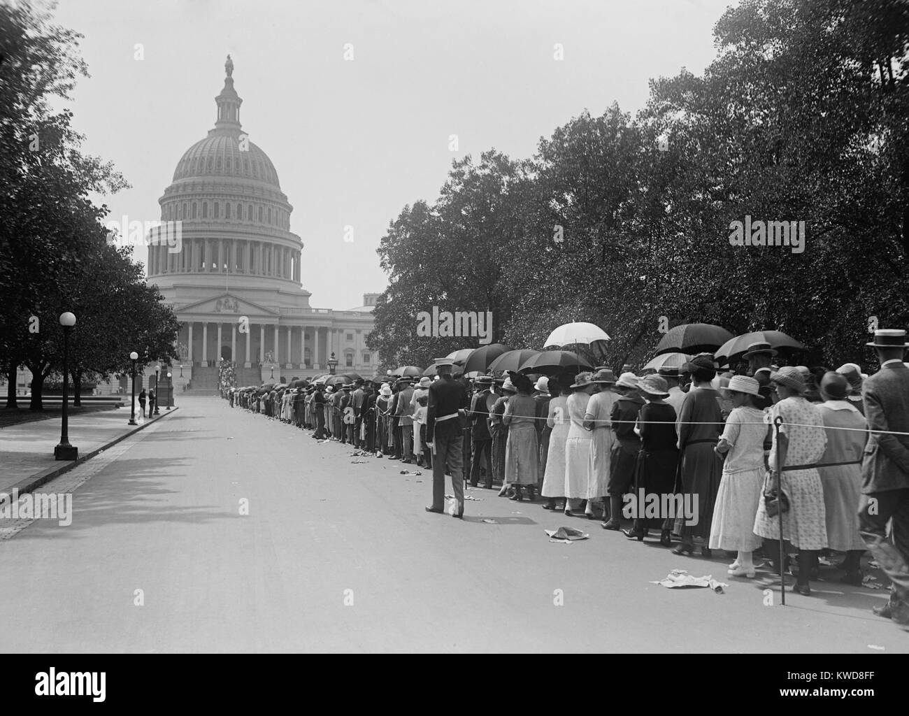 People in long line waiting to pay respects to President Warren Harding in August 1923. Harding died on Aug. 2, and was lying in state at the Capitol before his funeral there on August 8. (BSLOC 2015 16 11) Stock Photo