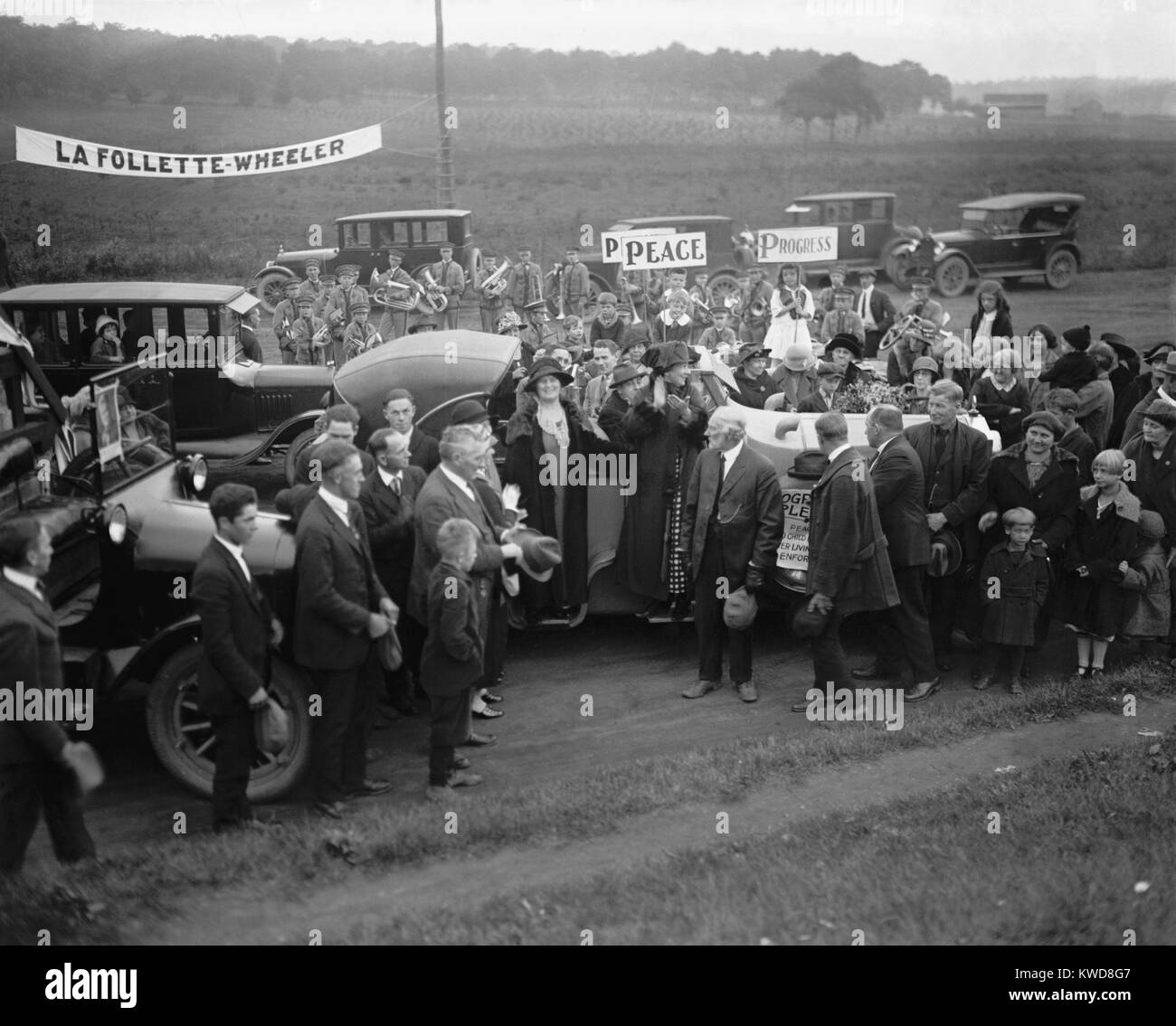 Belle Case La Follette, campaigning for her husband's Progressive Party