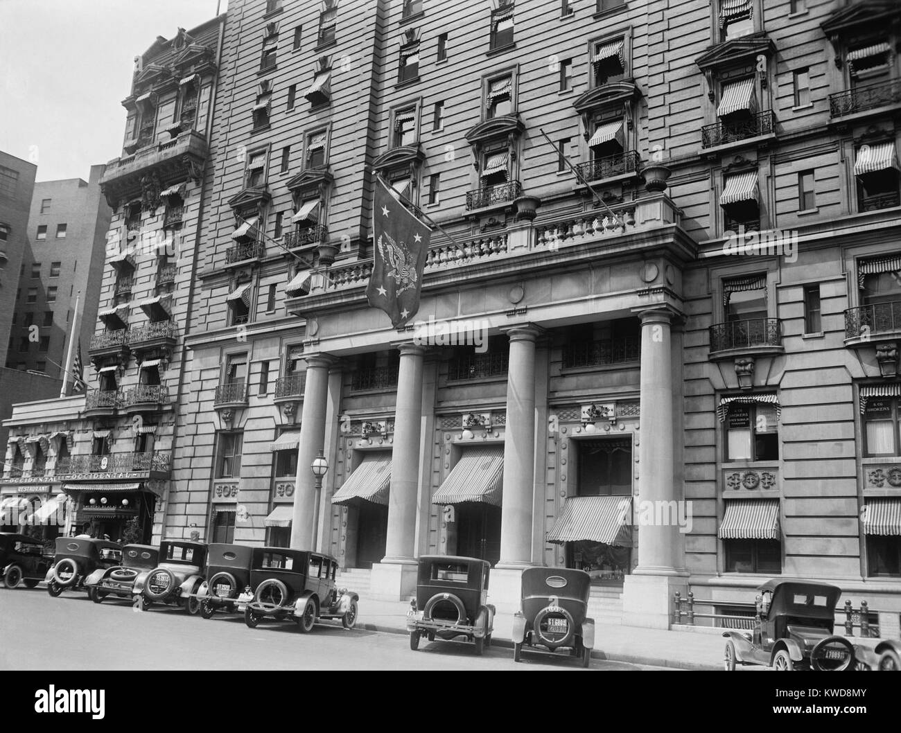 President's flag hanging above the entrance to Washington, D.C.'s Willard Hotel, Aug. 4, 1923. Vice President Coolidge's family lived at the Hotel and it became the residence of the U.S. President when Warren Harding died on Aug. 2, 1923. (BSLOC_2015_16_16) Stock Photo