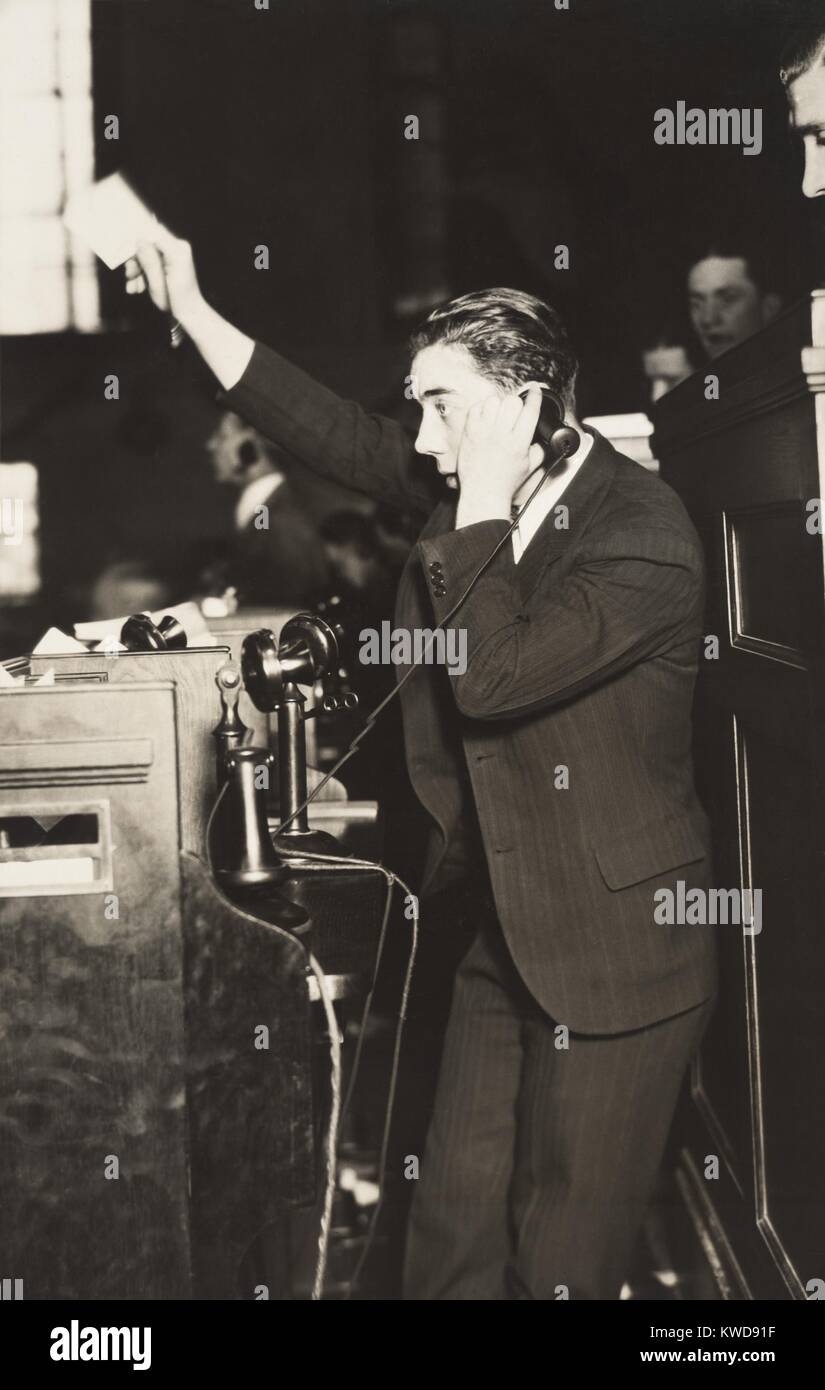Telephone clerk waving a note and calling a trader on the floor of the New York Curb Exchange. Jan. 24, 1929 (BSLOC 2016 8 31) Stock Photo
