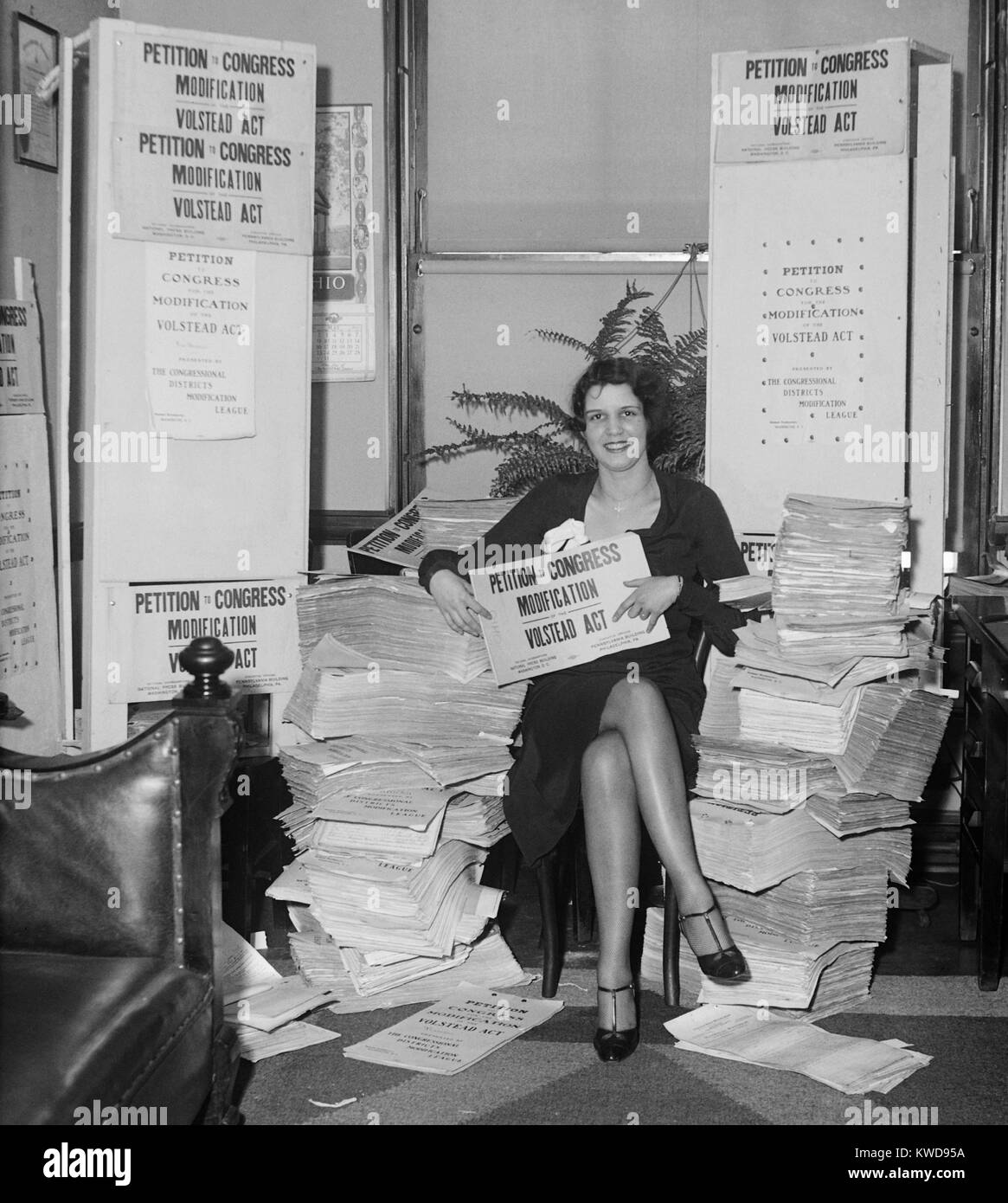 Woman holding a 'Petition to Congress/ Modification, Volstead Act.' It would allow the brewing of 2.75% beer. In 1932, public opinion had turned against Prohibition. President Hoover would not move, but Franklin Roosevelt acted for beer in his first hundr (BSLOC 2016 8 73) Stock Photo