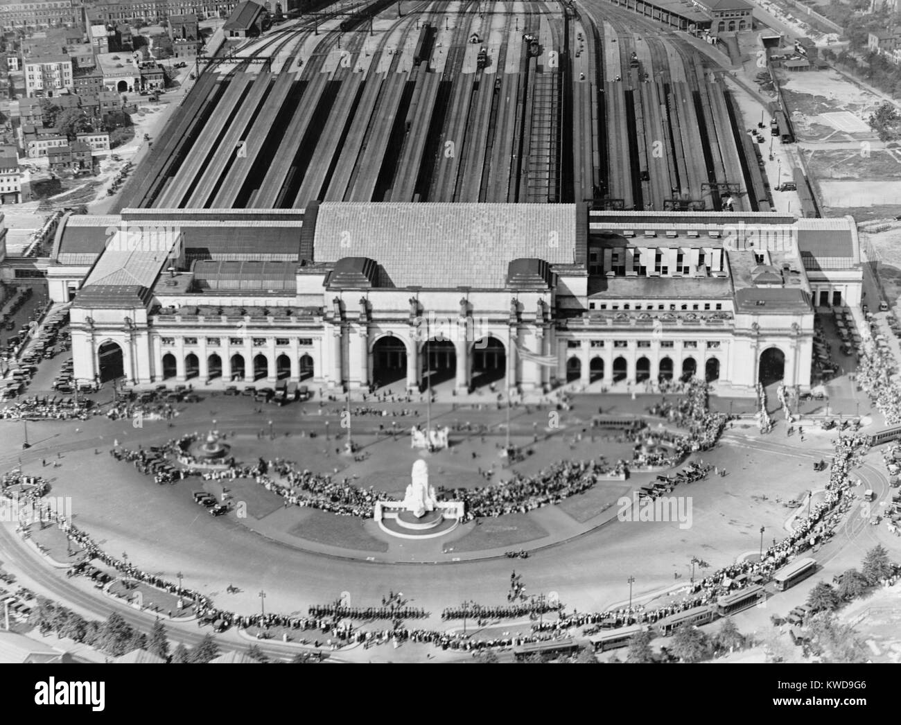 Aerial view of Union Station in Washington, D.C., 1921-22. The Beaux Arts front of the building faces an elegantly designed half-moon plaza. Over 20 railroad tracks feed into the Into the back of the station (BSLOC 2016 10 176) Stock Photo