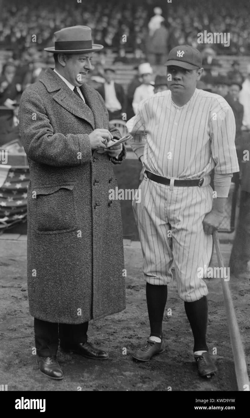 Playwright H.H. Van Loan taking notes as he talks with Babe Ruth in 1924. Van Loan co-wrote the 1926 Broadway play, THE NOOSE, with Willard Mack. It was filmed twice; first in1928 under its original title and in 1936 as I'D GIVE MY LIFE. (BSLOC 2015 17 26) Stock Photo