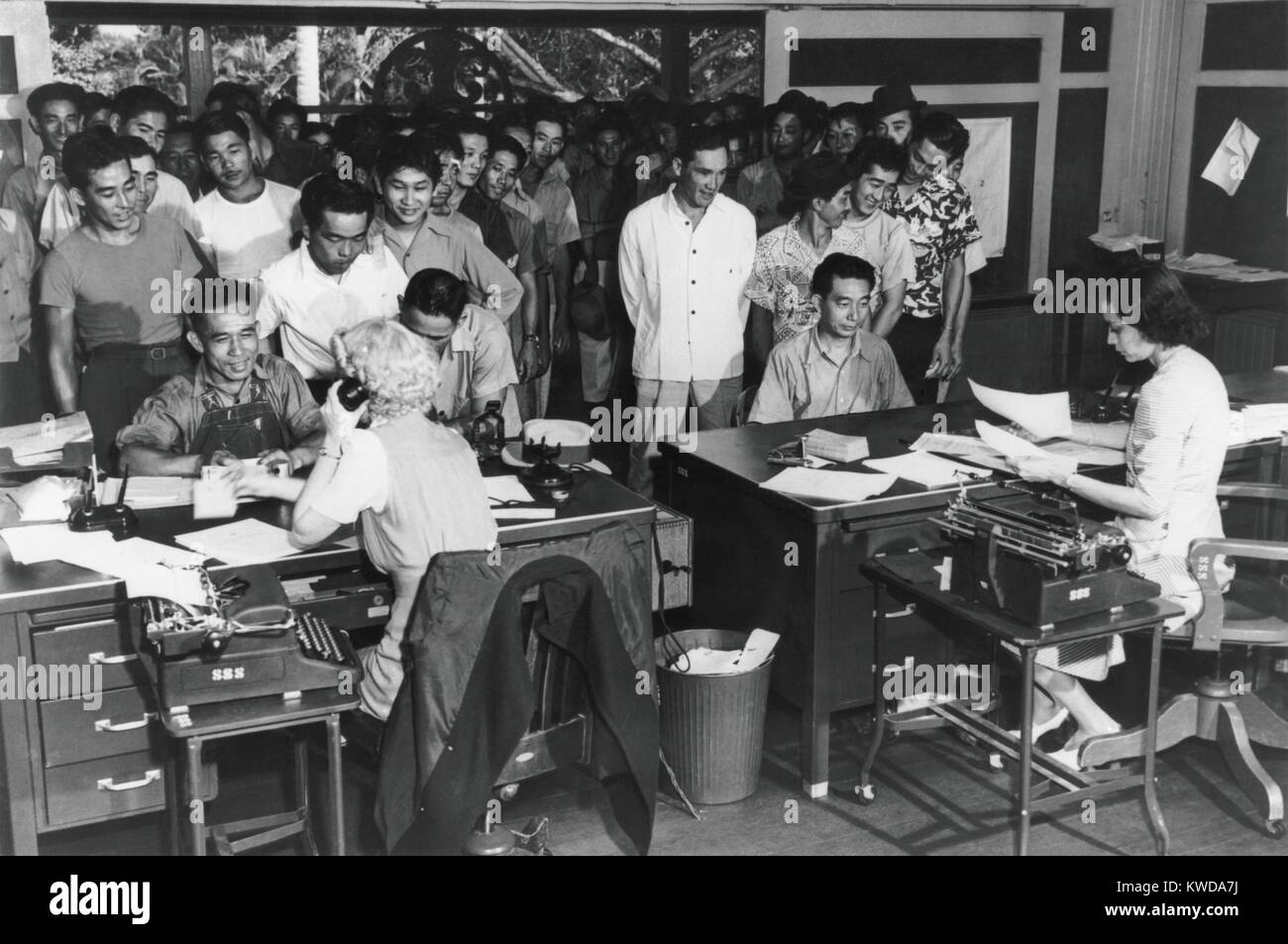 110 Hawaiian men enlisting in a combat regiment of 1,500 Americans of Japanese ancestry, March 1943. 14,000 men eventually served in the 442nd Regimental Combat Team, and received 9,486 Purple Hearts and 21 Metals of Honor. They fought in Italy, southern (BSLOC_2016_7_27) Stock Photo