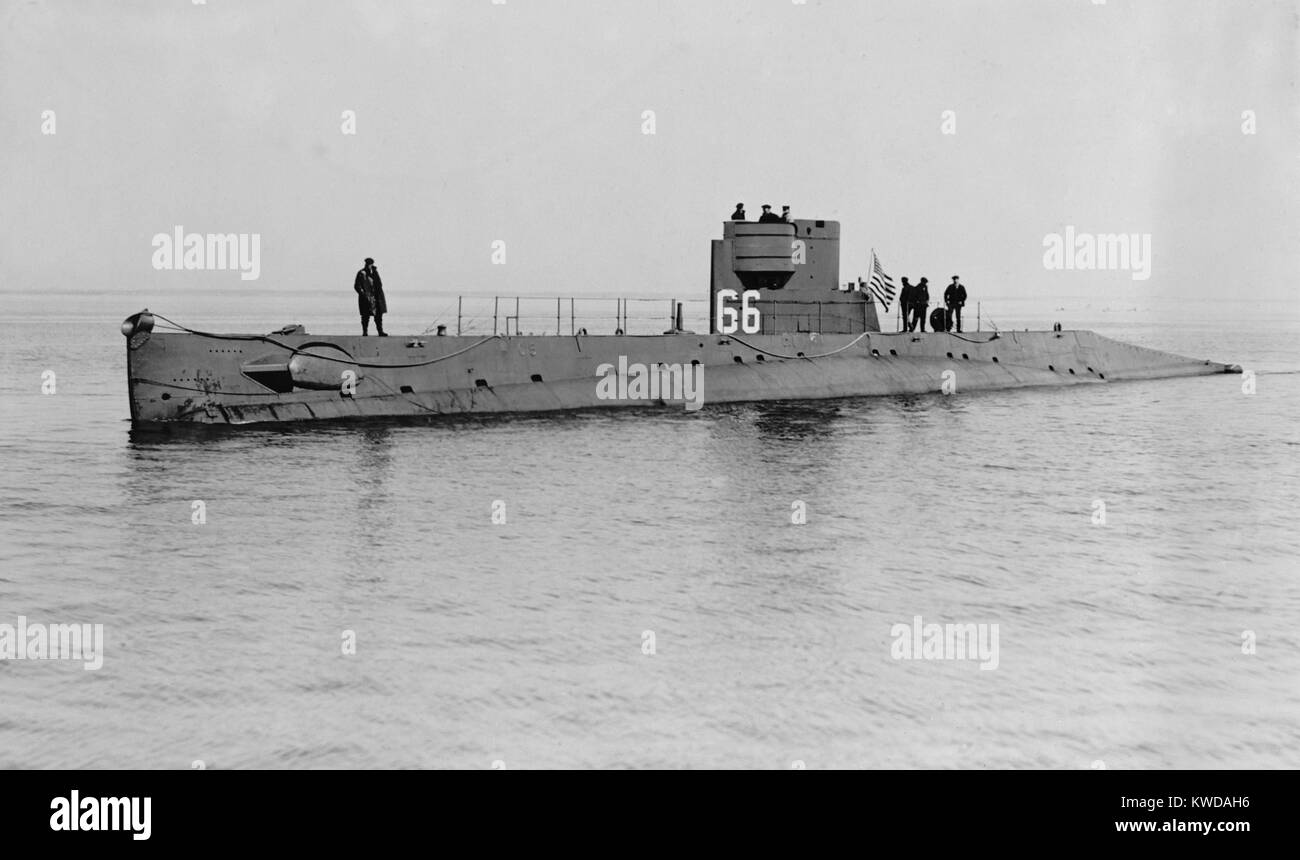 USS O-5 (SS-66) was one of 16 O-class submarines built for the U.S. Navy during World War 1. In 1921 the sub patrolled the Atlantic coast from Cape Cod to Key West, Florida. Her end came on October 28, 1923, when she was rammed by a United Fruit Company steamer and sank in less than a minute, killing 3 of the 19 man crew (BSLOC 2016 10 104) Stock Photo