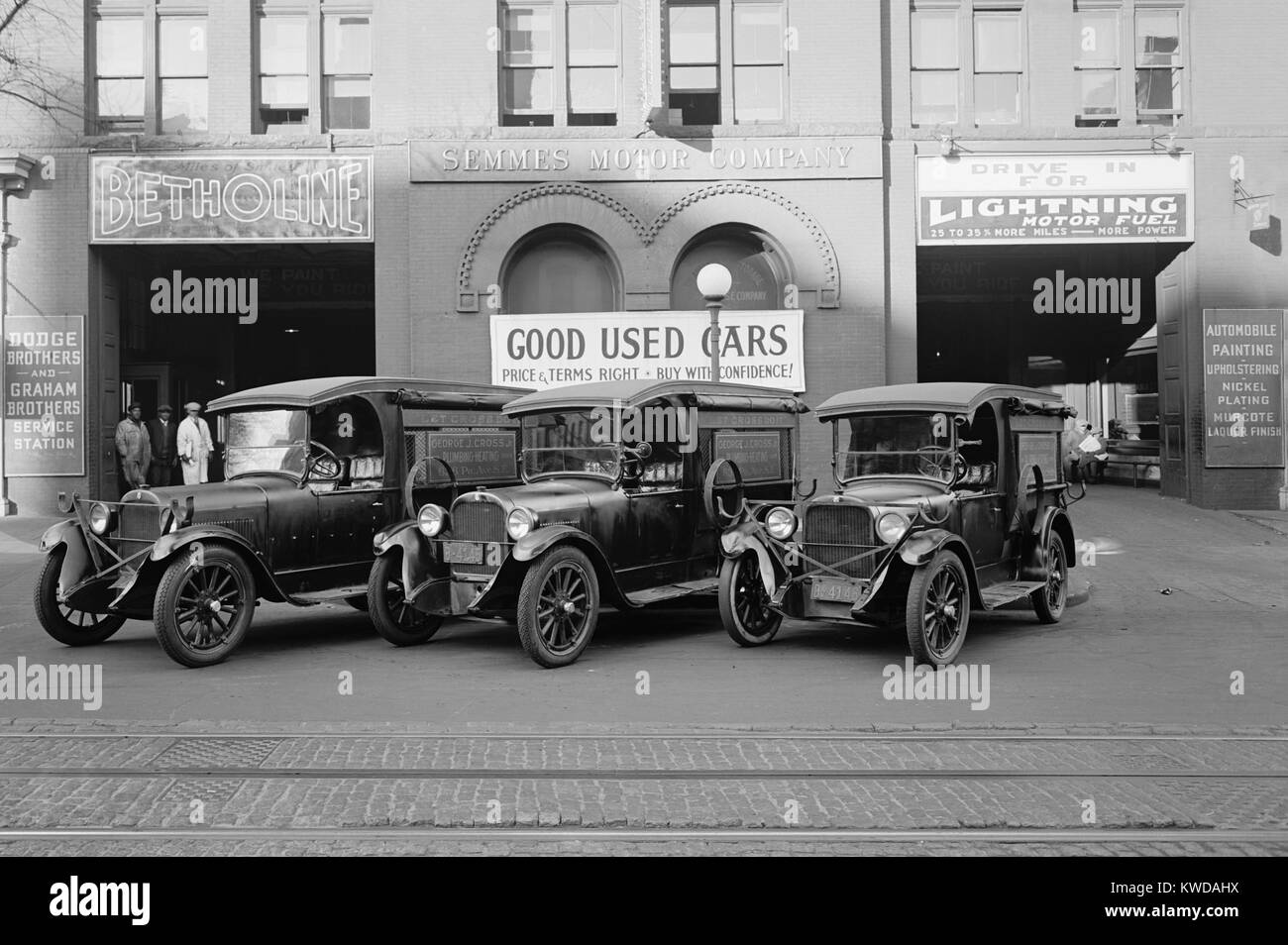 Semmes Motor Co. advertising 'Good Used Cars, Price and Terms Right, Buy With Confidence'. In the 1920s the Washington D.C. automotive business was a service station, and offered auto painting and re-finishing (BSLOC 2016 10 117) Stock Photo
