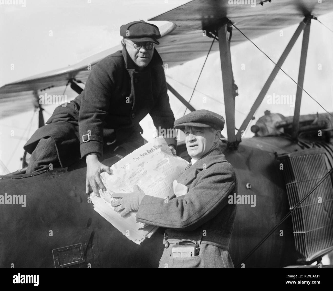 New York Times is loaded into an Air Mail Service plane in 1921 (BSLOC 2016 10 157) Stock Photo