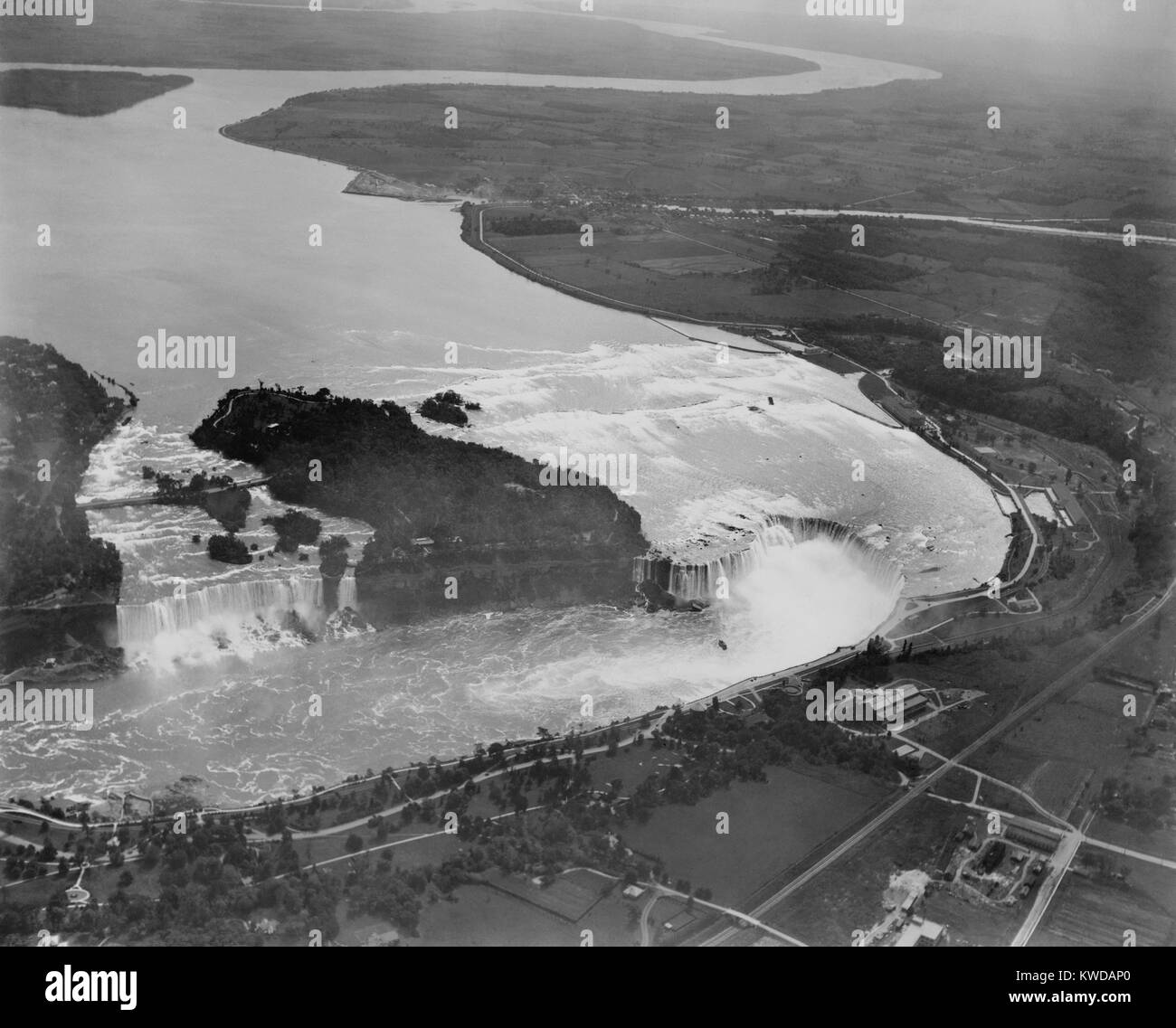 Aerial view of Niagara Falls, New York in 1922. The American side is on the left, the Canadian on the right. The Niagara River flows north from Lake Erie to Lake Ontario (BSLOC 2016 10 197) Stock Photo