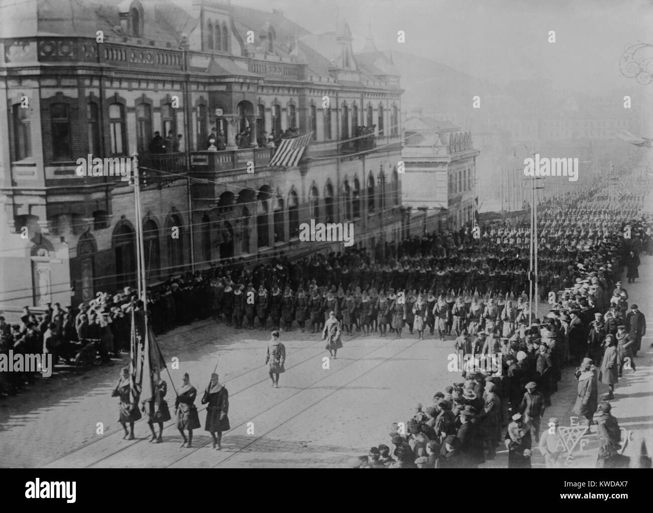 American Expeditionary Force Siberia march in formation by U.S. headquarters in Vladivostok, 1918-20. Its mission was to prevent Allied war material on Vladivostok's docks from looting during the Russian Revolution and Civil War (BSLOC 2016 10 94) Stock Photo