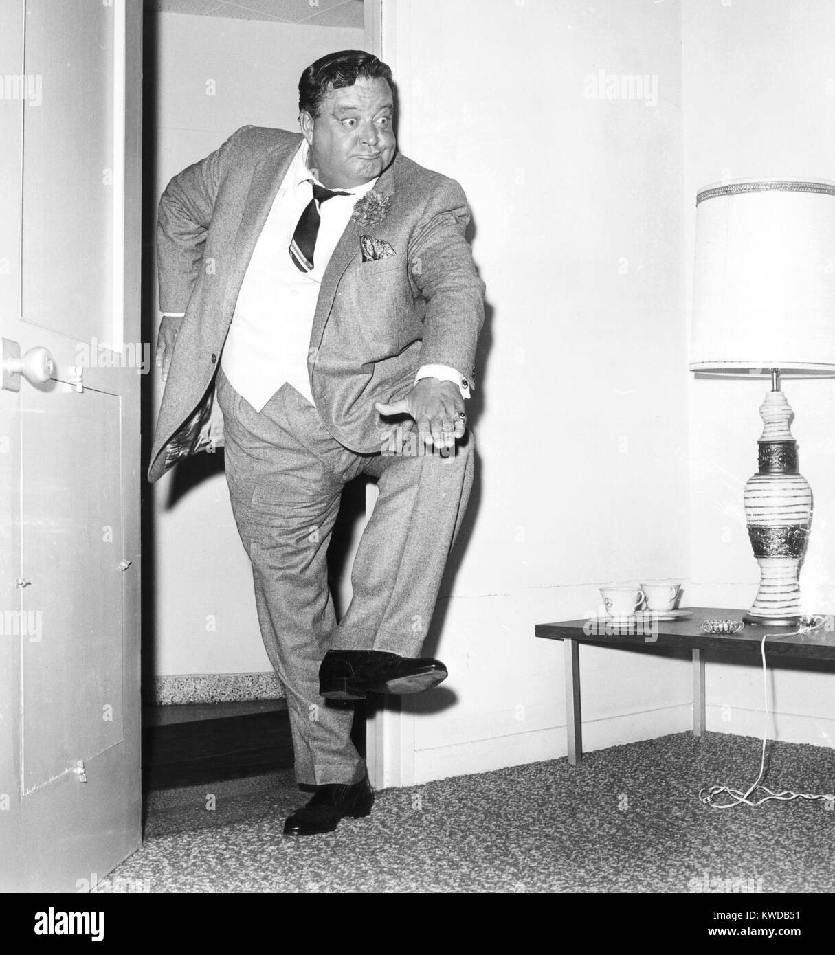 jackie-gleason-demonstrating-his-and-away-we-go-exit-pose-1966-KWDB51.jpg