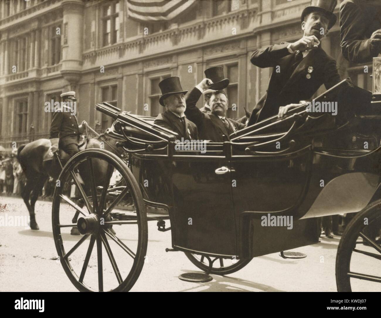 Theodore Roosevelt walking with Mayor Gaynor and Alfred Gwynne Vanderbilt, June 18, 1910. They paraded five miles up Manhattan avenues lined with cheering crowds, June 18, 1910 (BSLOC 2017 8 25) Stock Photo