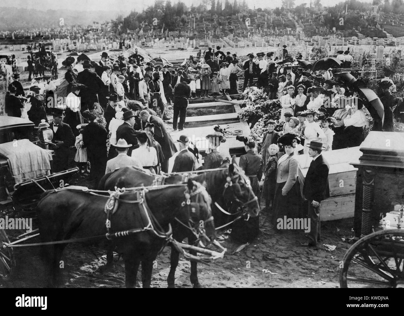 Crowd and horse-drawn hearses at mass burial in North Collinwood, Ohio, March 1908. The funeral services at Lake View Cemetery were for 172 children and two teachers killed in the Lakewood school fire of March 4, 1908 (BSLOC 2017 17 105) Stock Photo