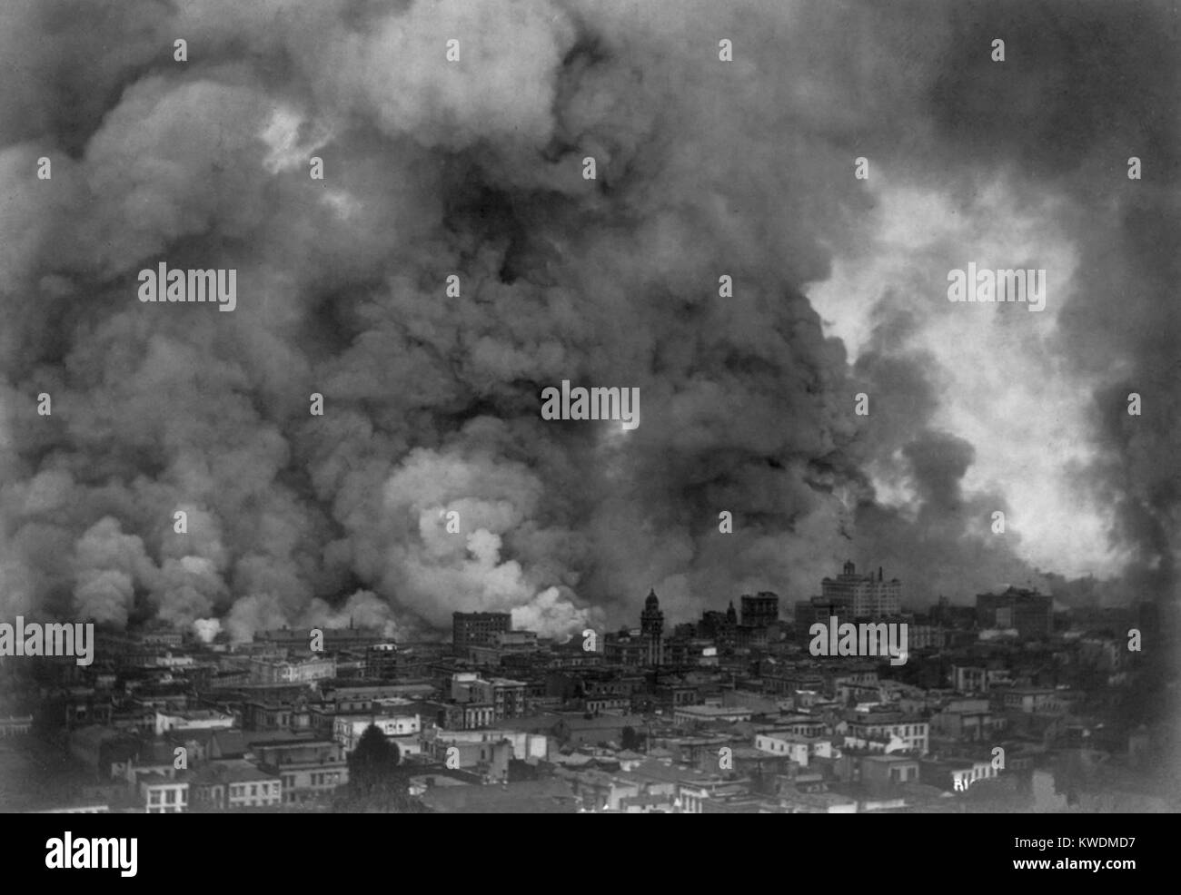 San Francisco in flames after April 18, 1906 earthquake. Within three days, fires caused by ruptured gas mains, destroyed approximately 25,000 buildings over 490 city blocks (BSLOC 2017 17 14) Stock Photo