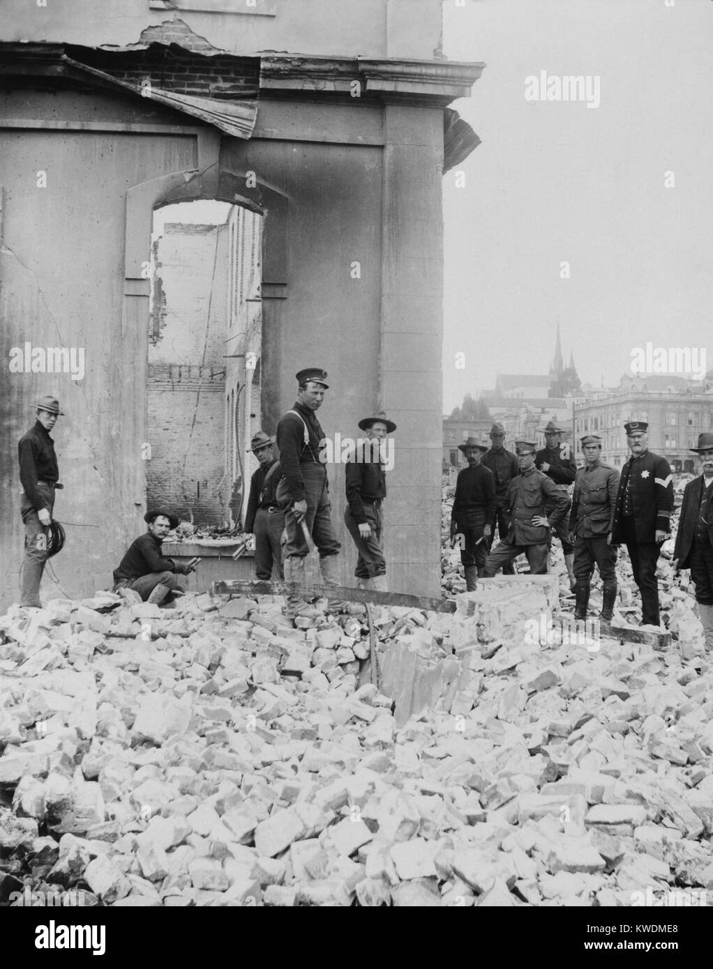 Soldiers dynamiting buildings after the April 18, 1906 San Francisco earthquake. They aided the fire department by demolish buildings in the path of the fires, hoping to create fire breaks. Soldiers patrolled streets to prevent looting, and guarded critical buildings such as the U.S. Mint, Post Office, and County Jail (BSLOC 2017 17 36) Stock Photo