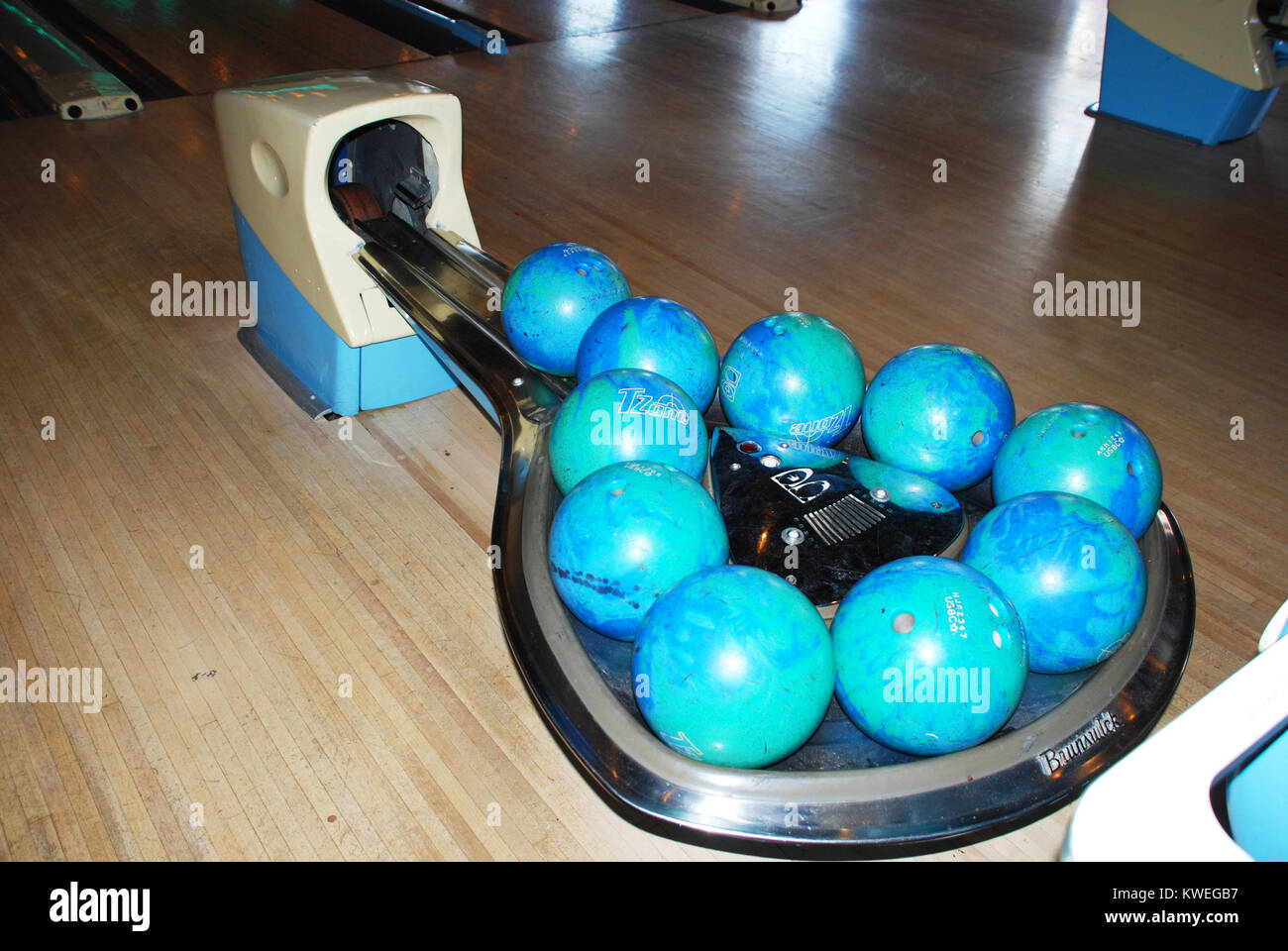 Brunswick Cutting Edge Pearl Bowling Ball Copper Titanium Purple Free Shipping Entry Level Performance