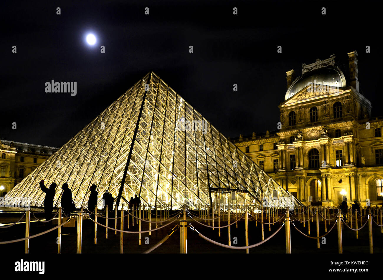 Paris, France. Palais du Louvre and I M Pei's Pyramide du Louvre / Louvre Pyramid (1989) at night. Stock Photo
