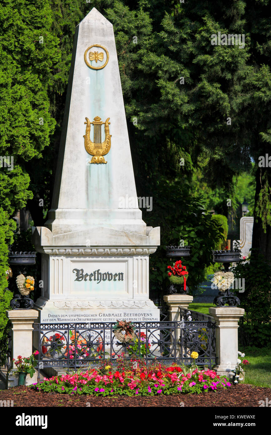 Бетховен похоронен. Могила Бетховена. Могила Бетховена в Вене фото. Могила Бетховена на Центральном кладбище вены, Австрия.