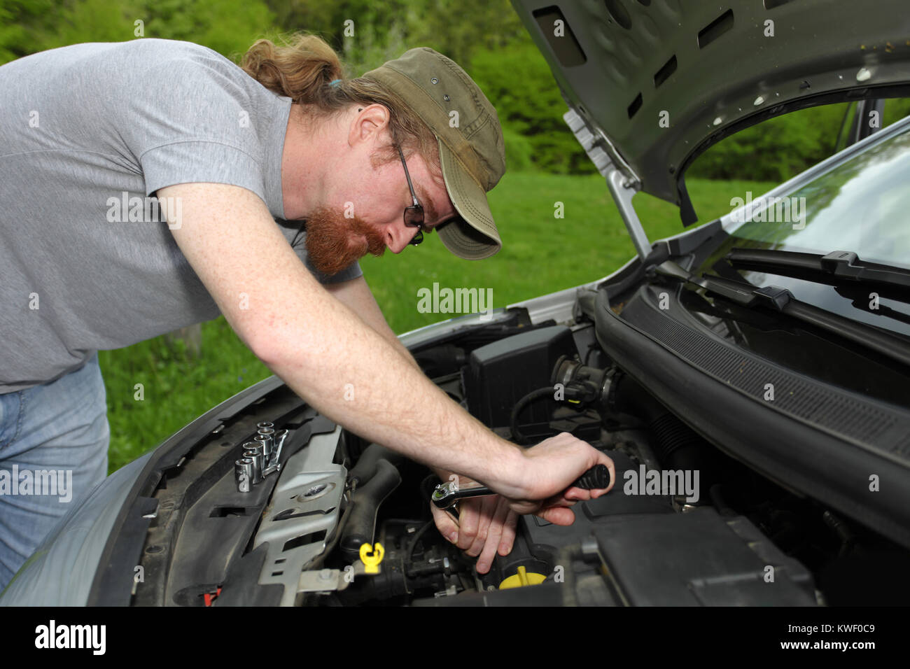 mechanic repairs a car on the road Stock Photo - Alamy