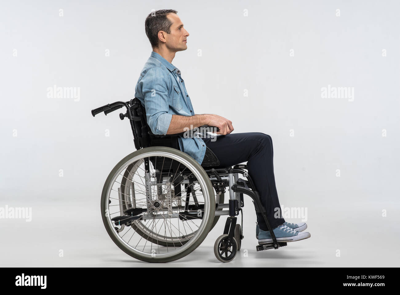 человек на инвалидном кресле силуэт. встает с инвалидной коляски jw. боксер в инвалидной коляске. встает из инвалидного кресла. инвалидность в америки.
