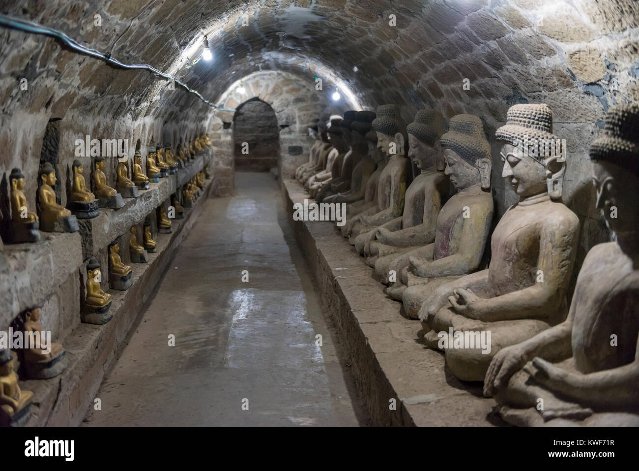 Buddha statues inside Shitthaung Paya, Mrauk U, Burma (Myanmar) Stock Photo