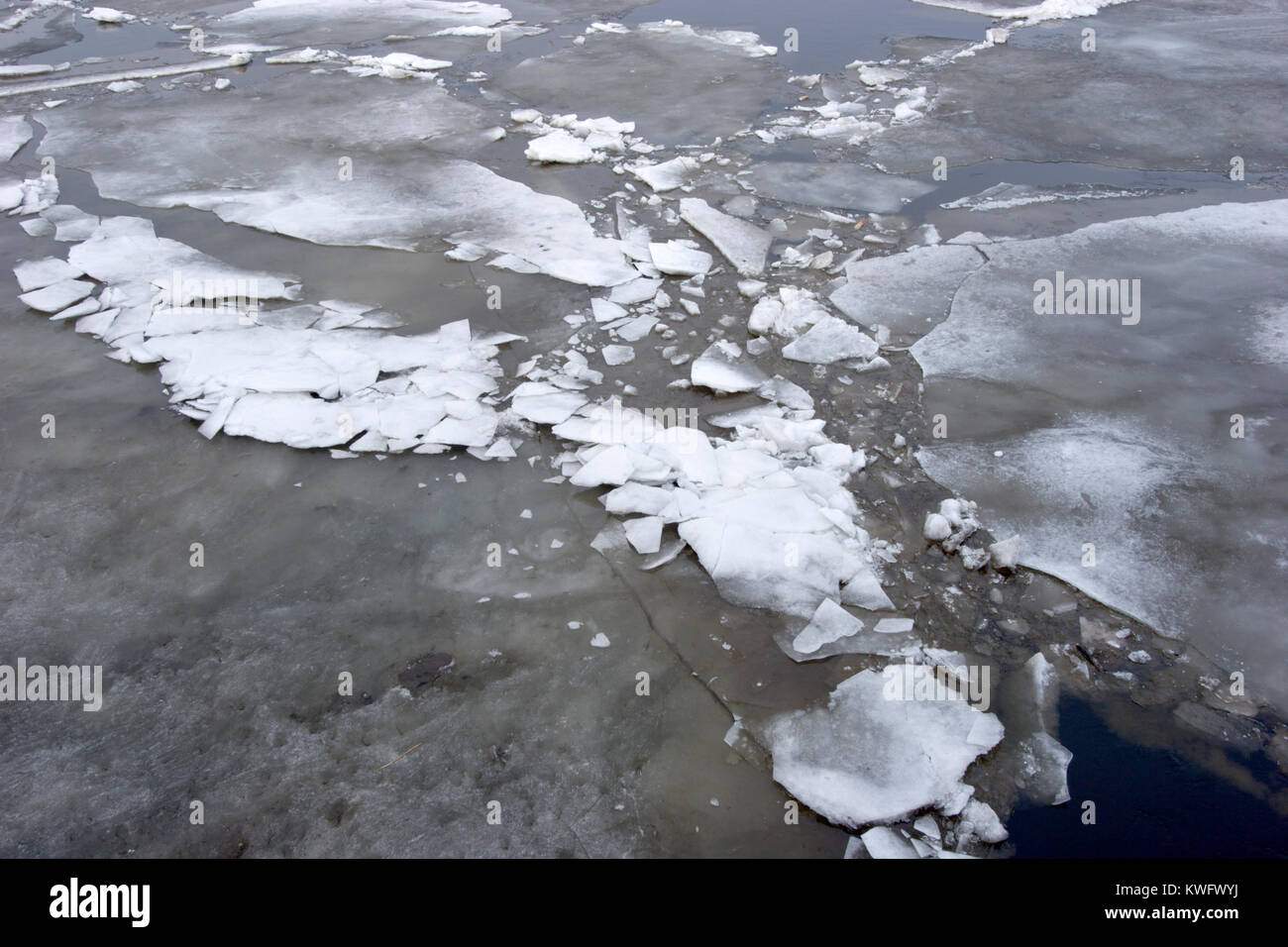 Ледоход разбивает лед. Серый лед как он называется.