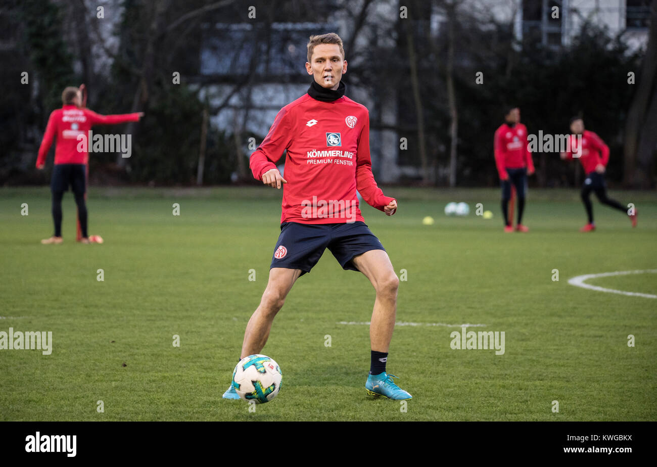 Mainz' Niko Bungert in action during the first training session of the  German Bundesliga soccer club 1. FSV Mainz 05 in Mainz, Germany, 02 January  2018. Photo: Andreas Arnold/dpa Stock Photo - Alamy