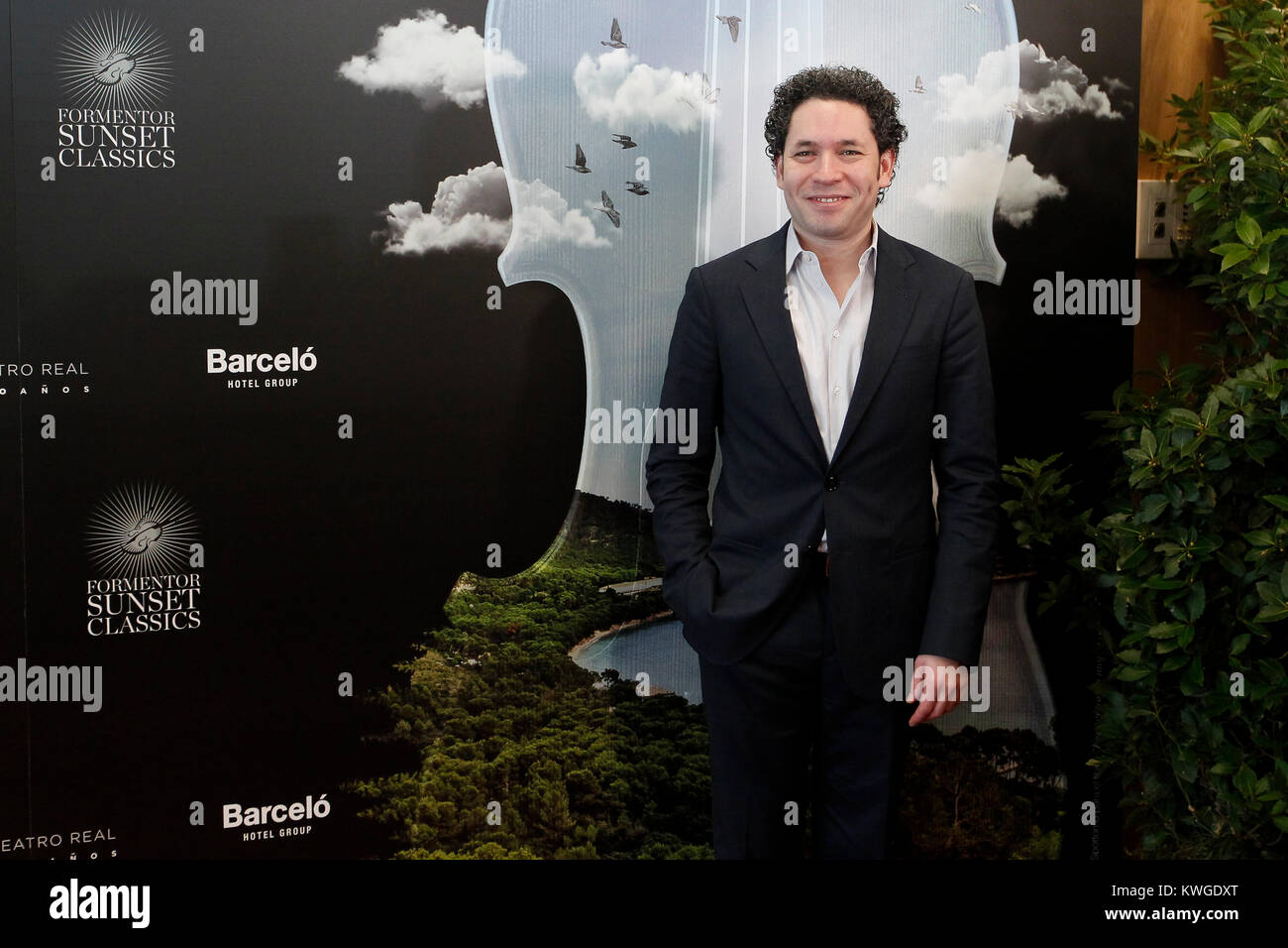 Gustavo dudamel hi-res stock photography and images - Alamy