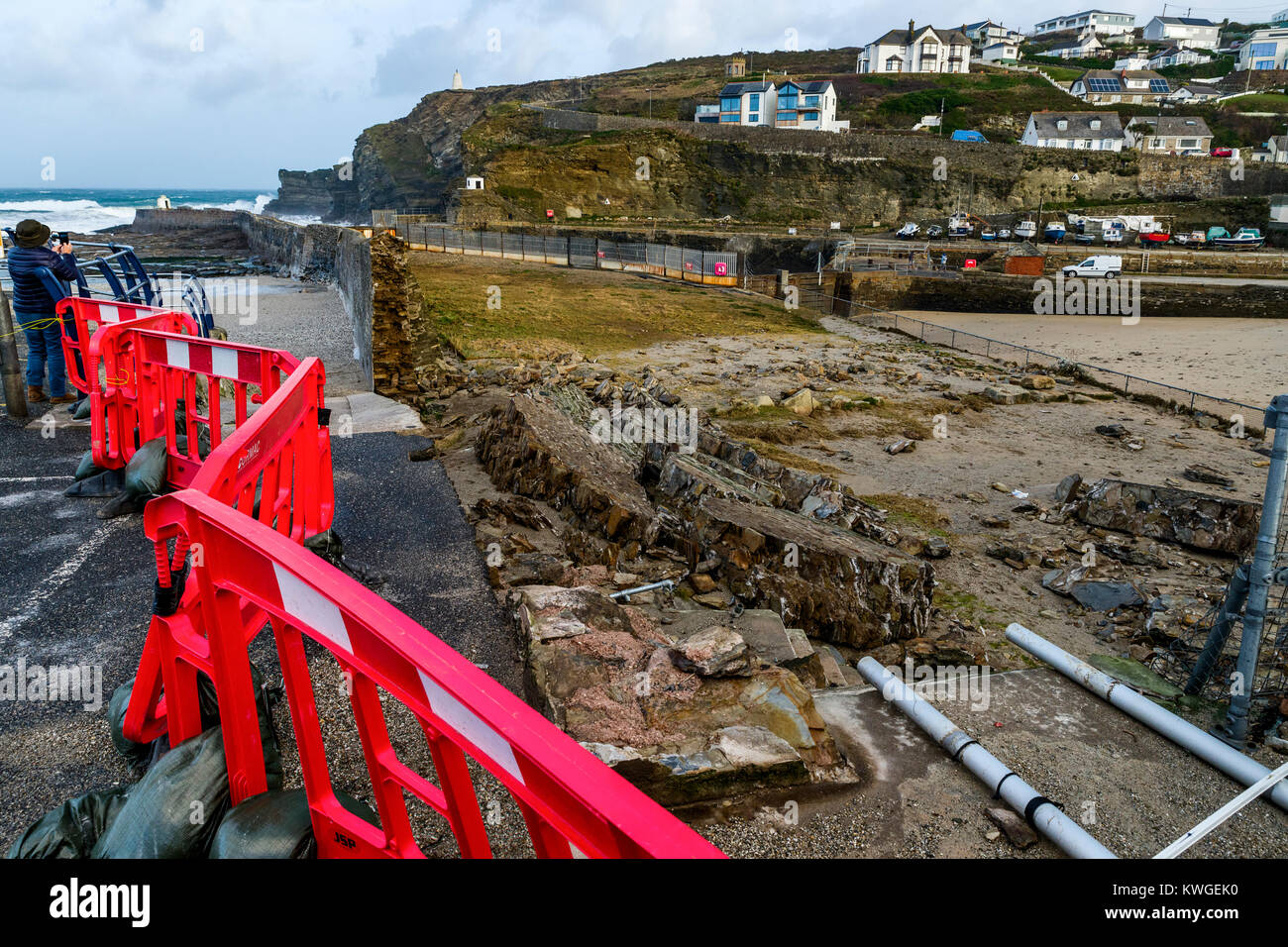 Rough sea in cornish harbour hires stock photography and images Alamy