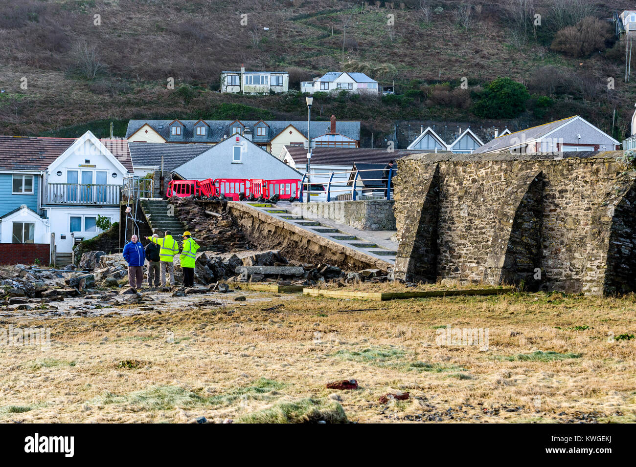 Rough sea in cornish harbour hires stock photography and images Alamy