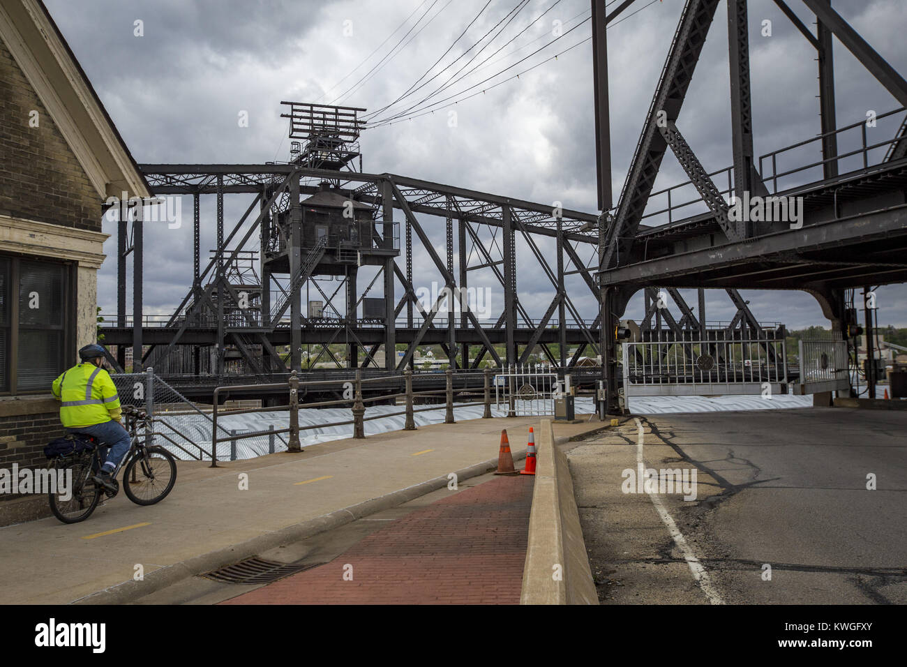 Davenport, Iowa, USA. 2nd May, 2017. Government Bridge is seen open