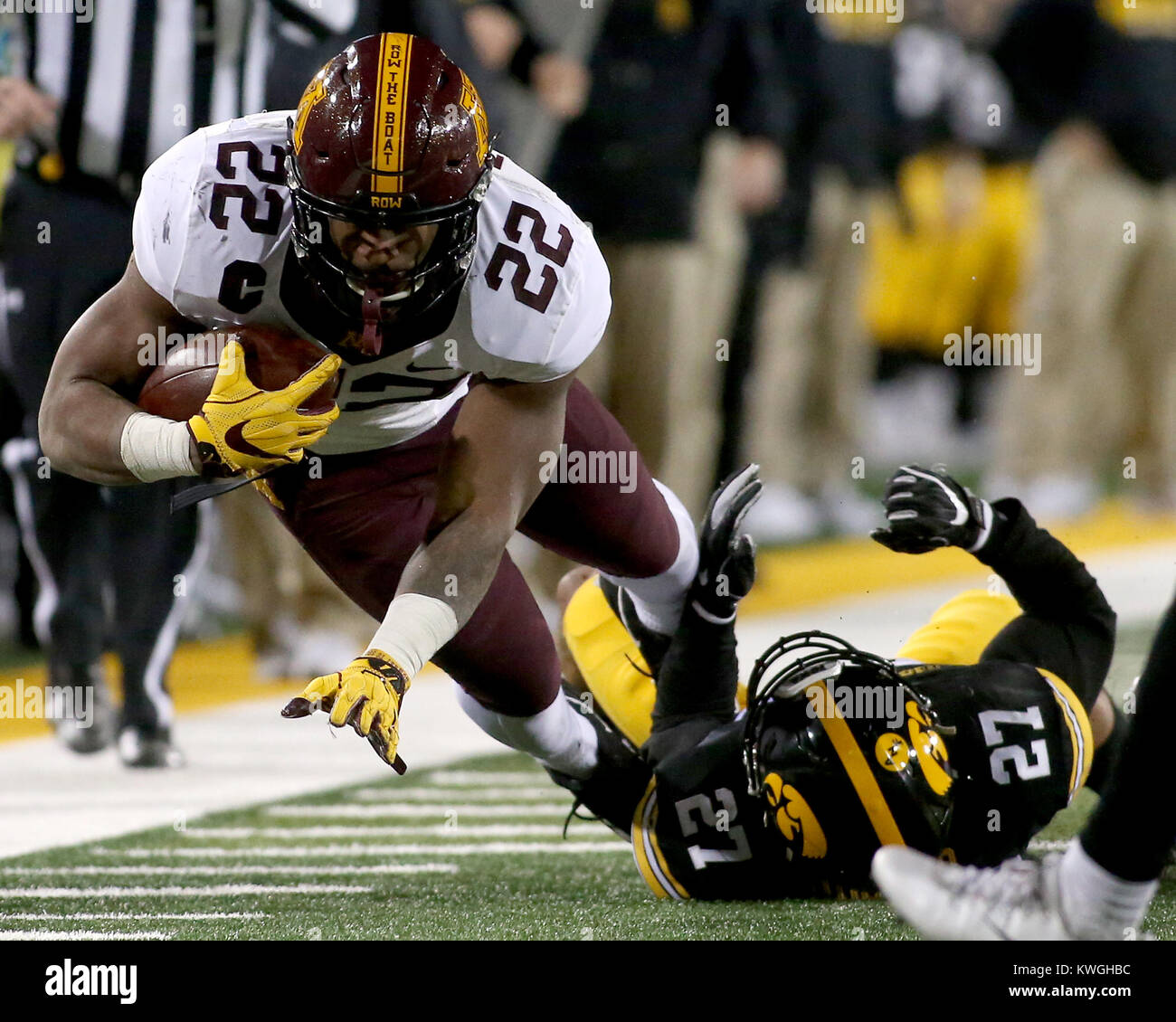 Iowa City, Iowa, USA. 28th Oct, 2017. Minnesota's Kobe McCrary dives for extra yardage afte getting hit by Iowa's Amani Hooker, Saturday, October 28, 2017, during second half action at Kinnick Stadium in Iowa City. Credit: John Schultz/Quad-City Times/ZUMA Wire/Alamy Live News Stock Photo