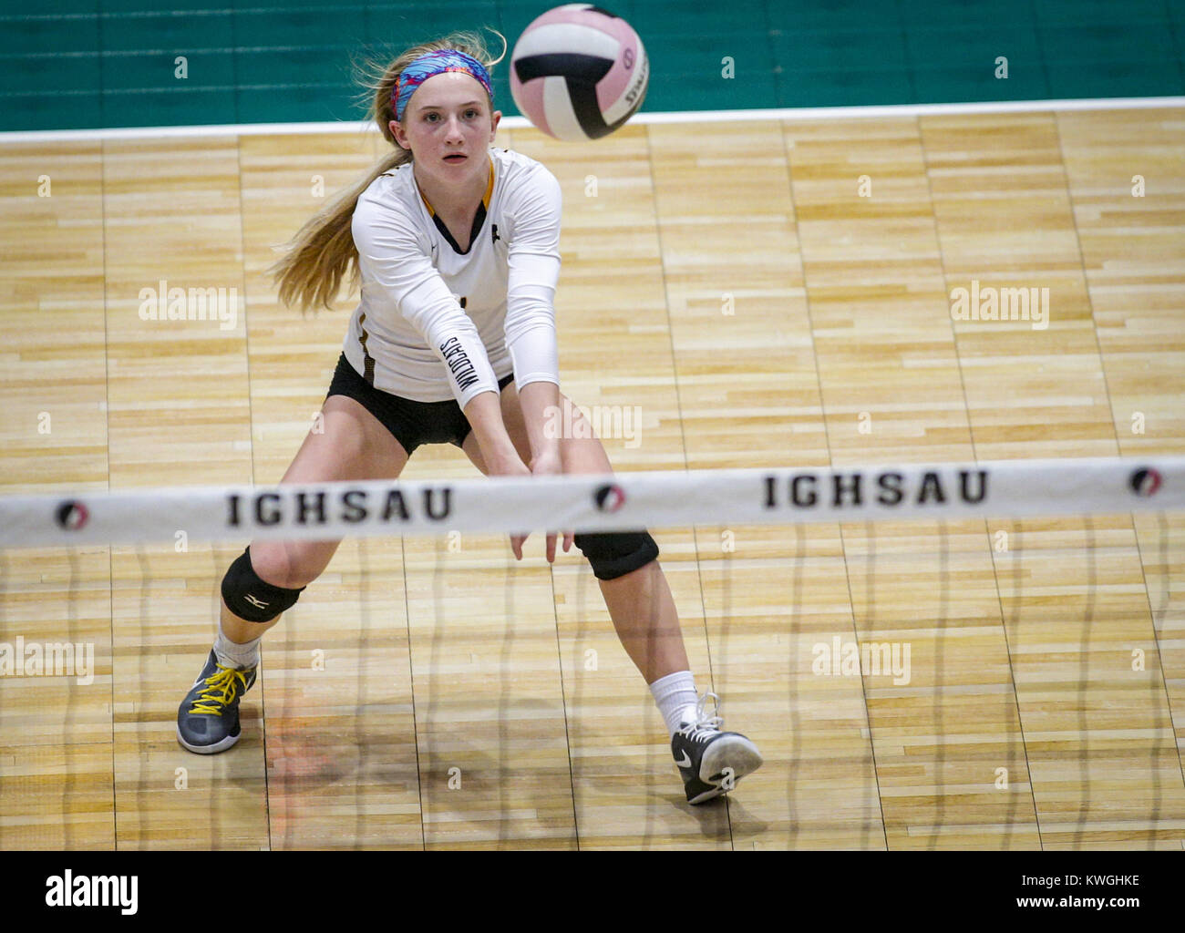 Cedar Rapids, Iowa, USA. 9th Nov, 2016. Janesville's Lily Liekweg (1) makes a dig during Janesville vs Starmont Class 1A quarterfinal-round state volleyball action played Wednesday, Nov. 9, 2016, at the US Cellular Center in Cedar Rapids, Iowa. Credit: Andy Abeyta/Quad-City Times/Quad-City Times/ZUMA Wire/Alamy Live News Stock Photo